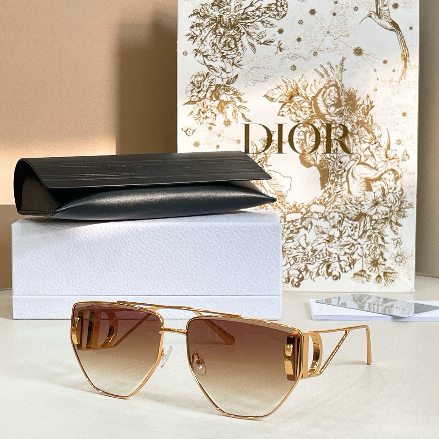 Mehrfarbige Sonnenbrille
