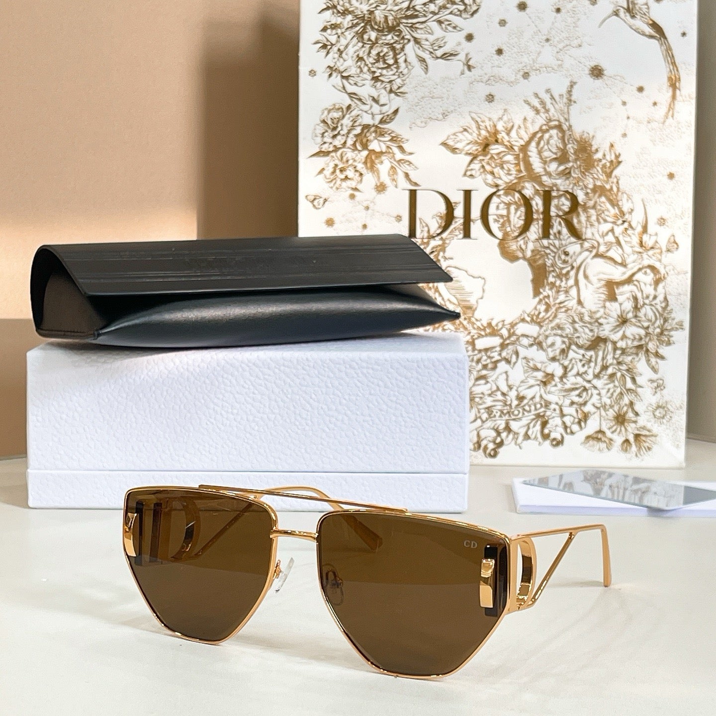 Mehrfarbige Sonnenbrille