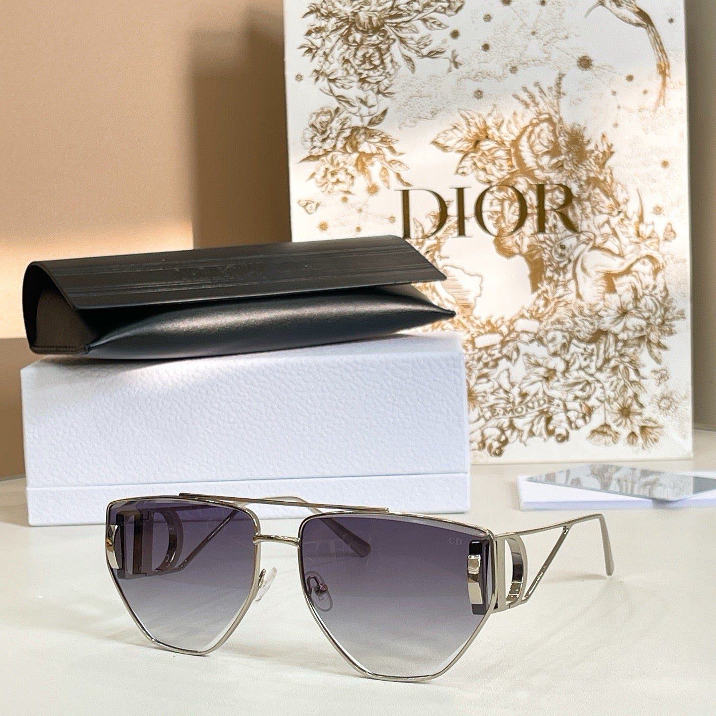 Mehrfarbige Sonnenbrille