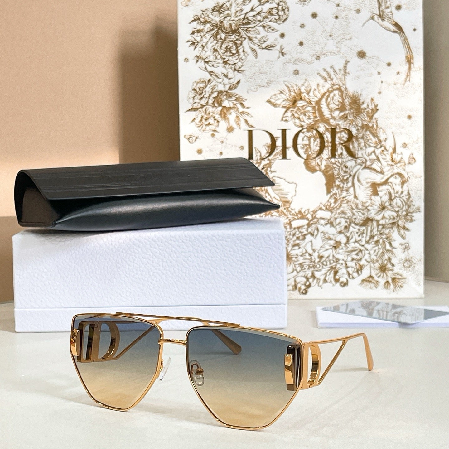 Mehrfarbige Sonnenbrille