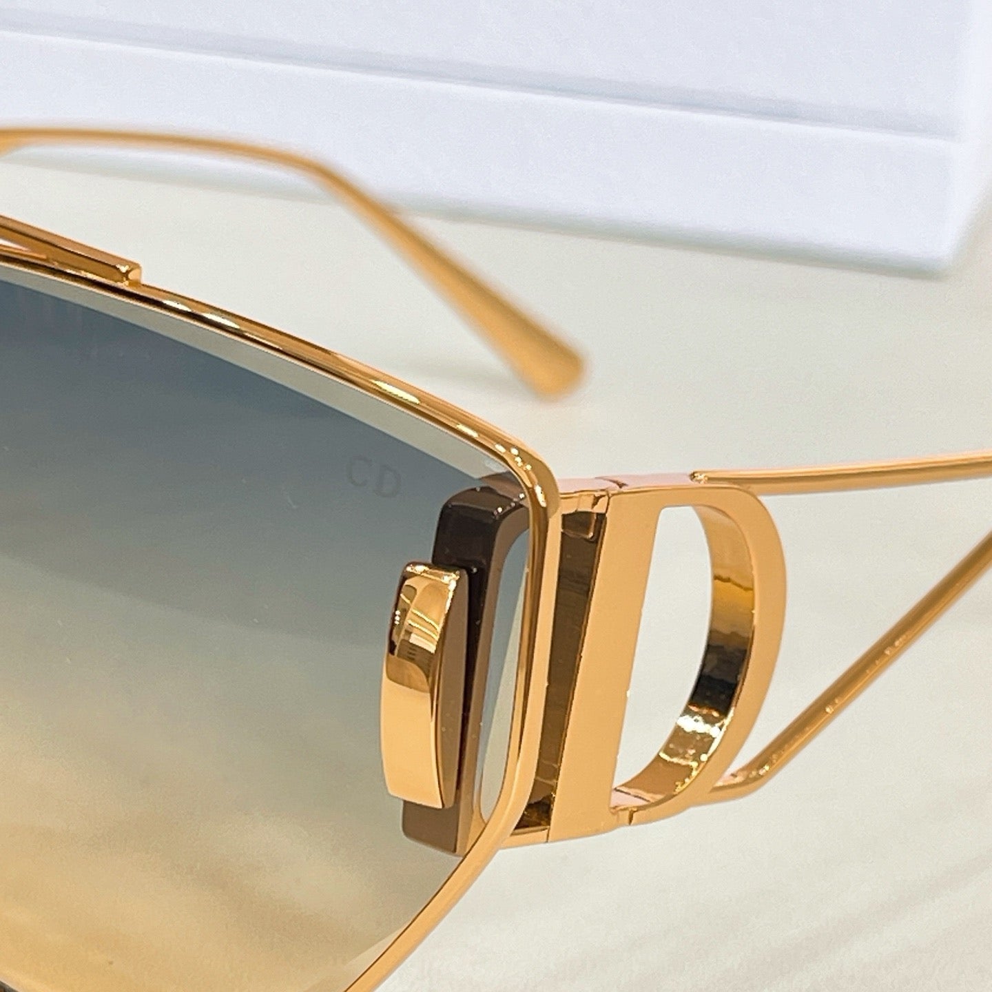 Mehrfarbige Sonnenbrille