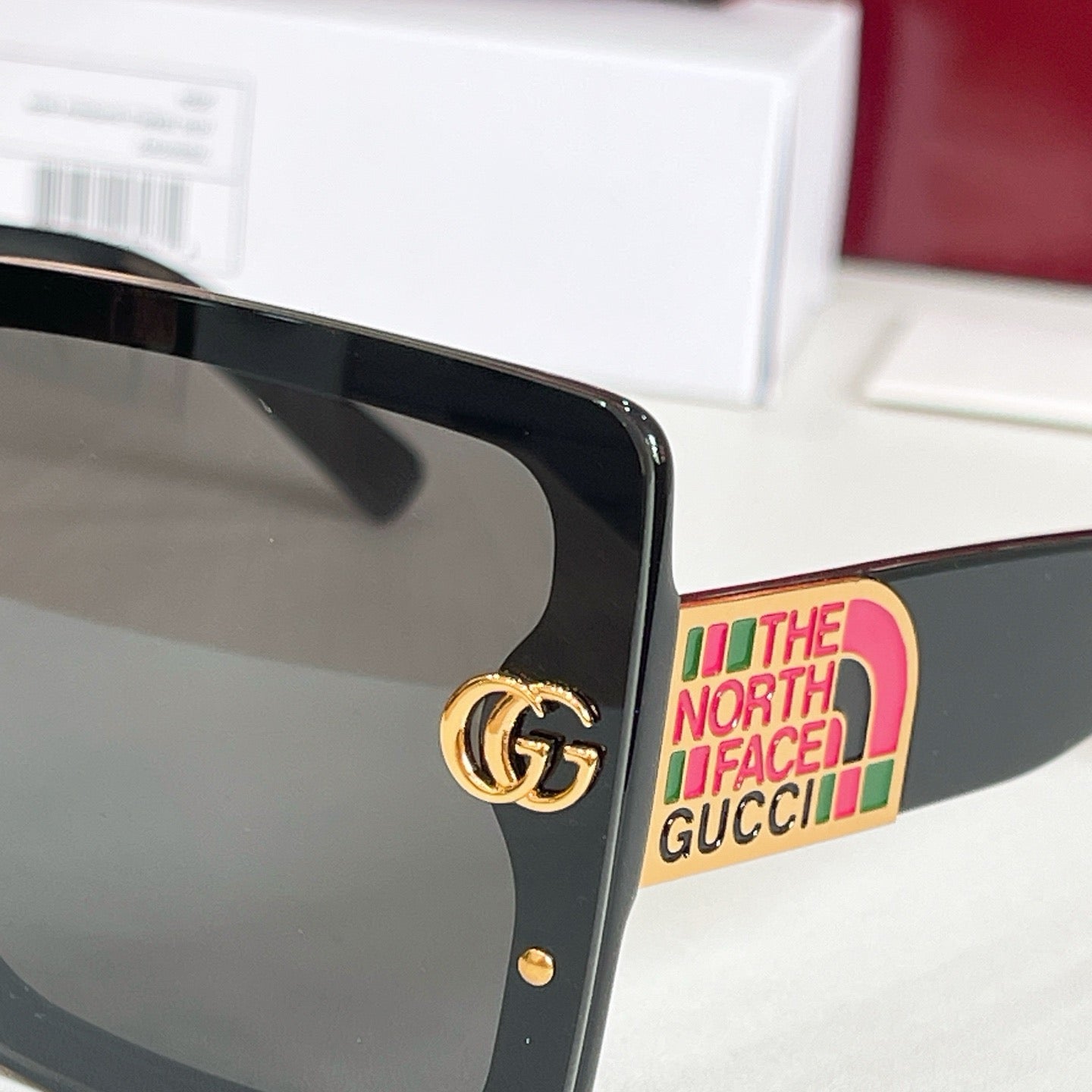 Mehrfarbige Sonnenbrille