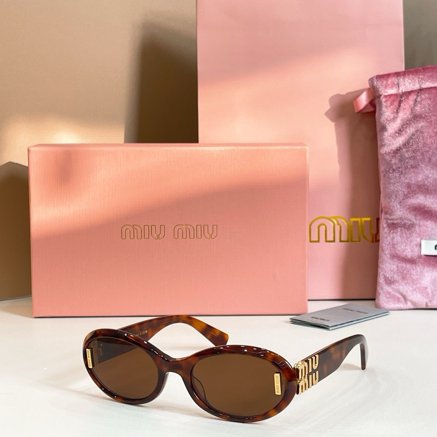 Mehrfarbige Sonnenbrille