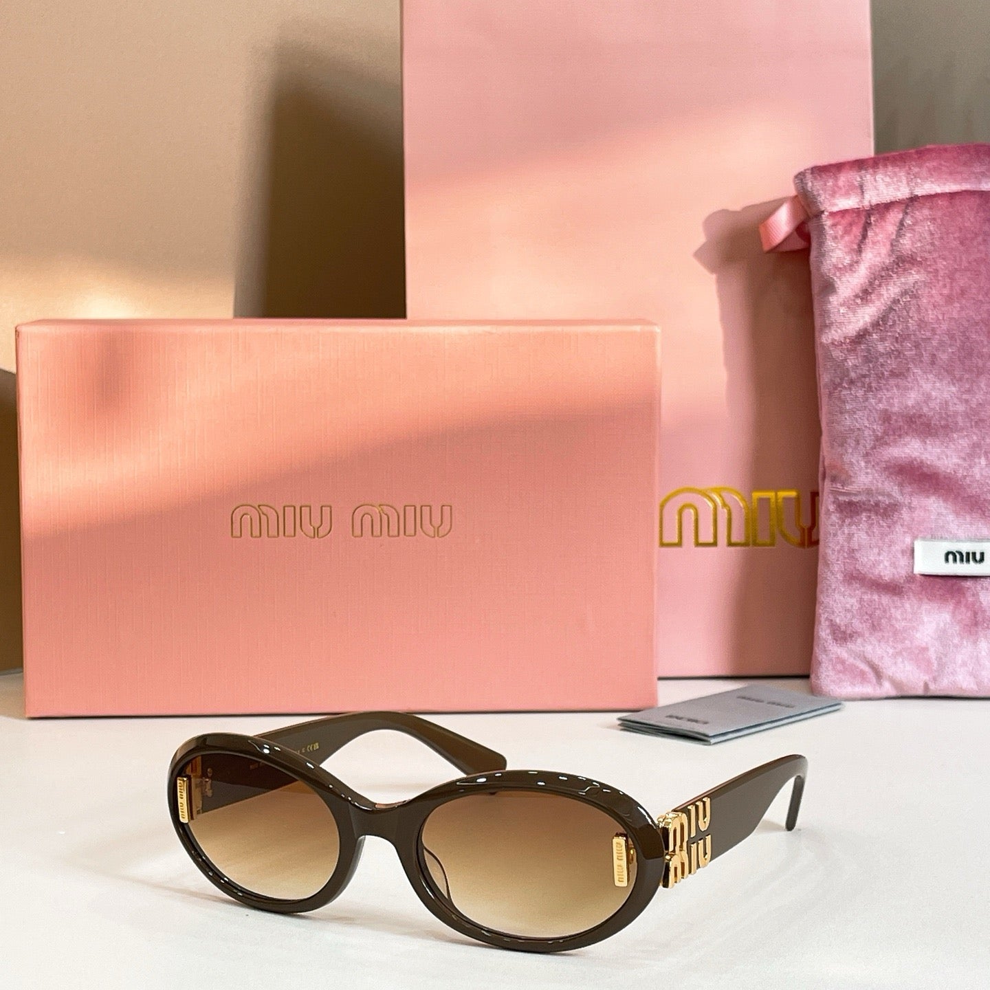 Mehrfarbige Sonnenbrille