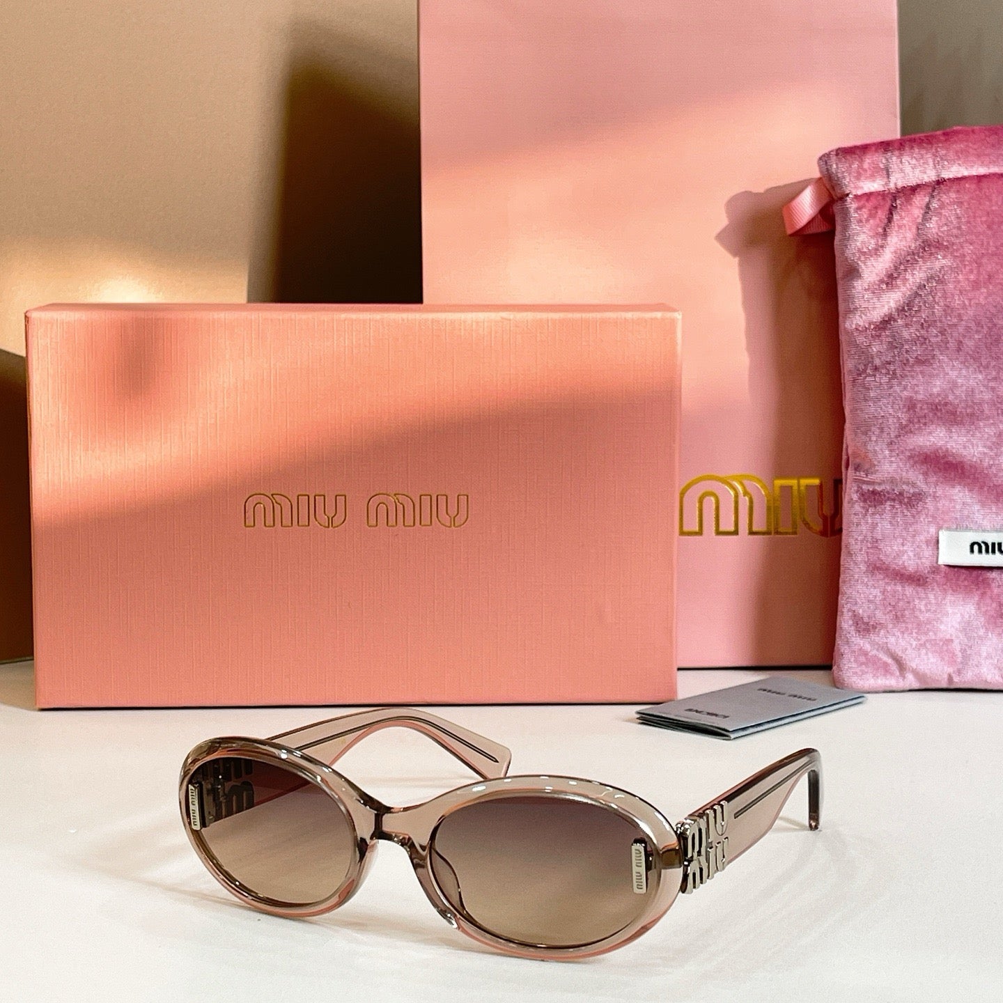 Mehrfarbige Sonnenbrille