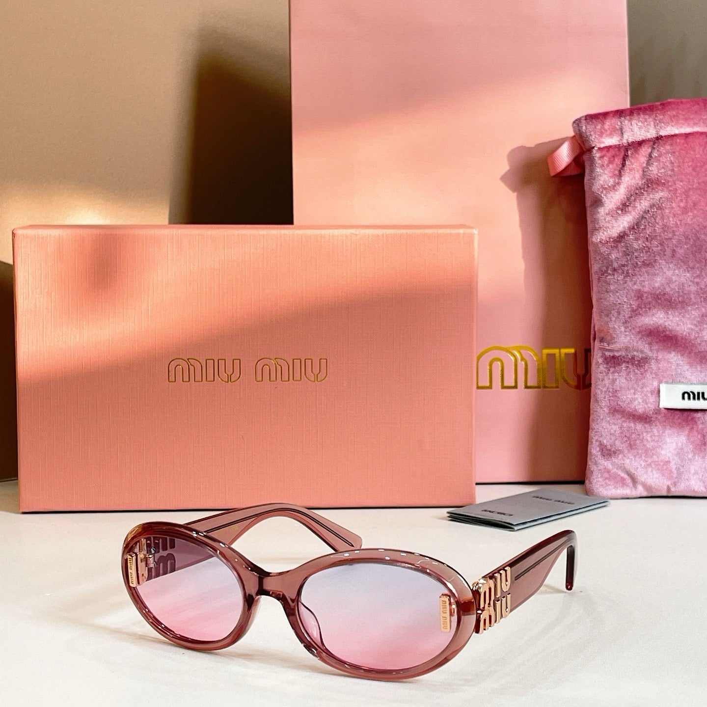 Mehrfarbige Sonnenbrille