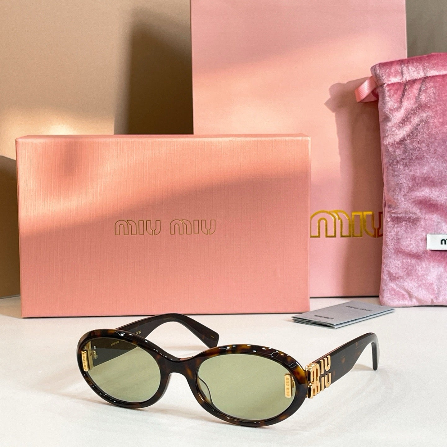 Mehrfarbige Sonnenbrille