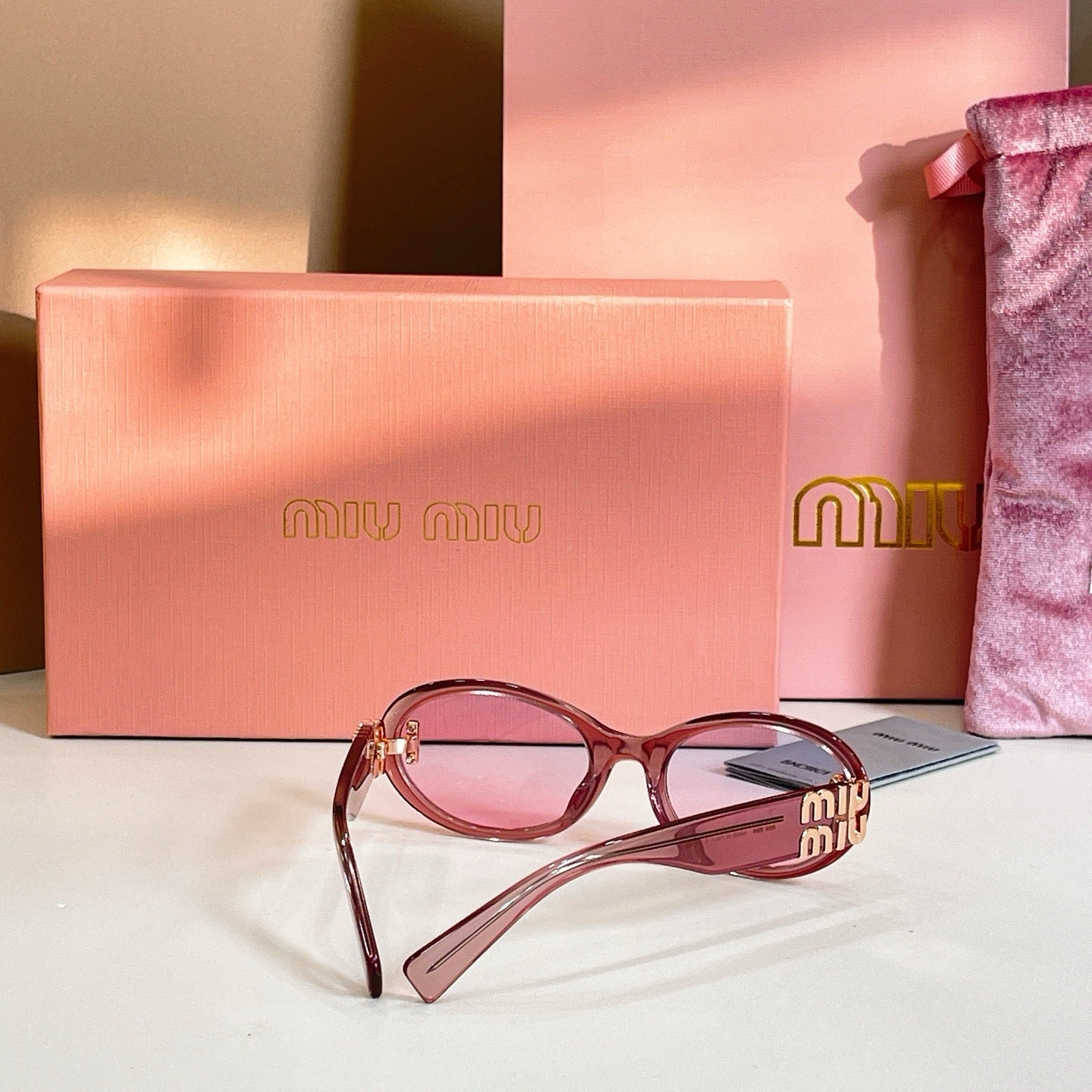 Mehrfarbige Sonnenbrille
