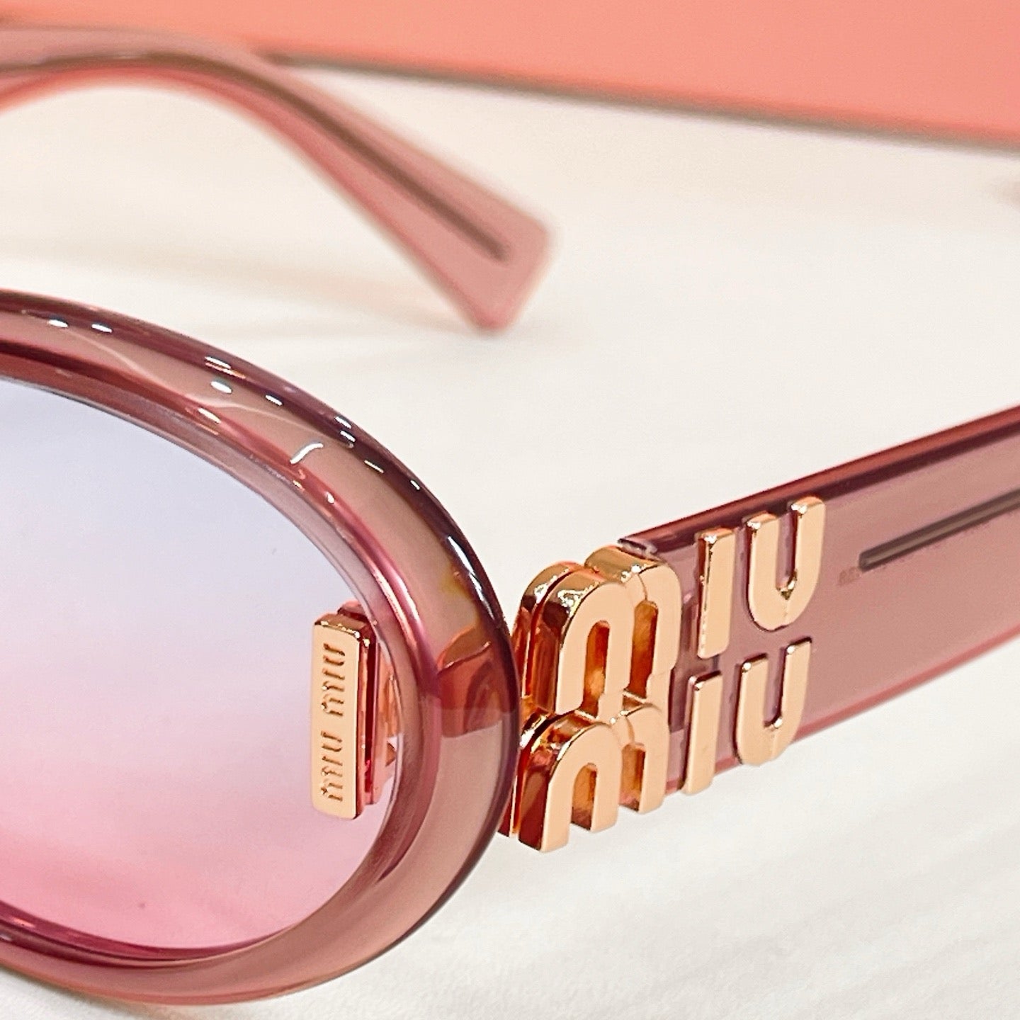 Mehrfarbige Sonnenbrille