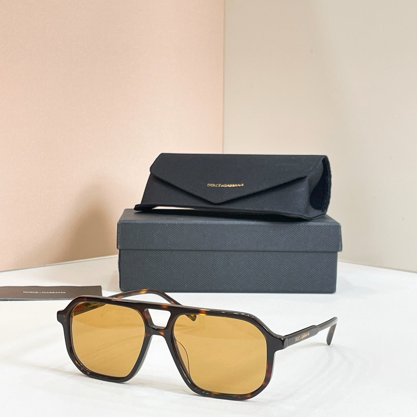 Mehrfarbige Sonnenbrille