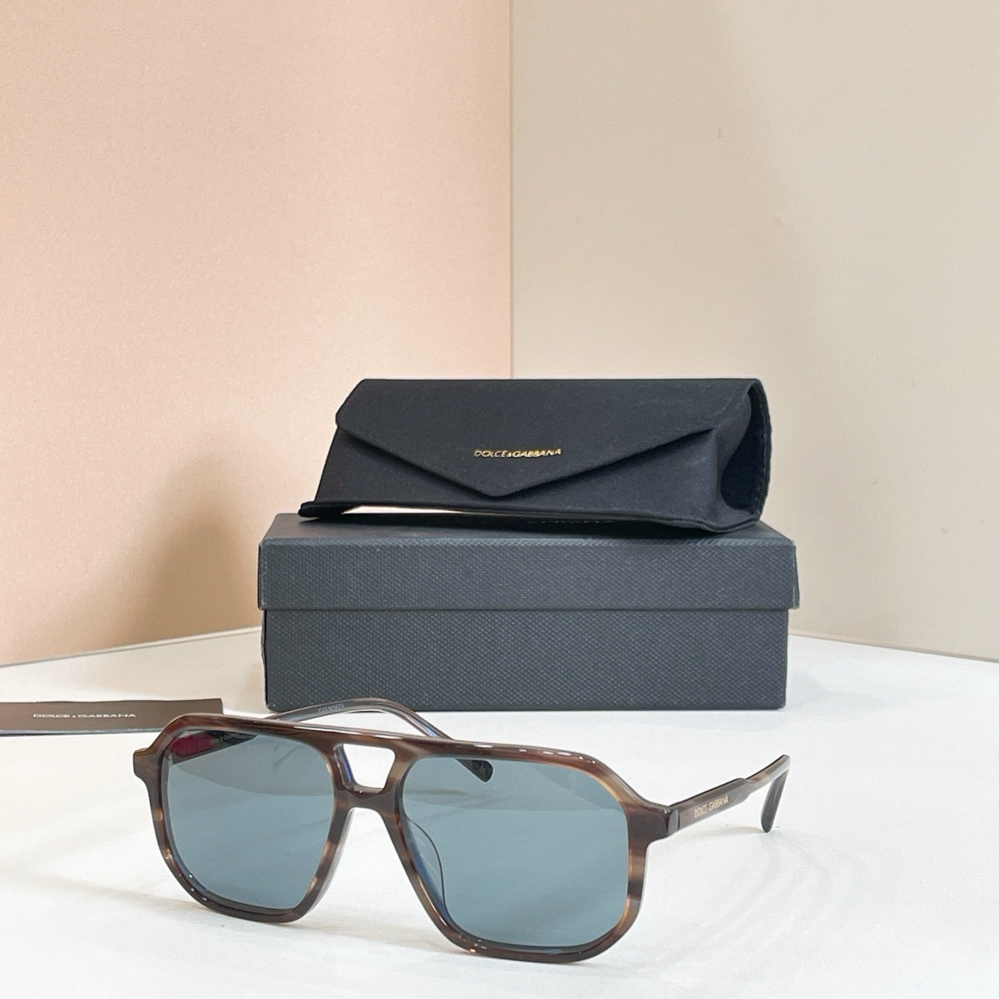 Mehrfarbige Sonnenbrille