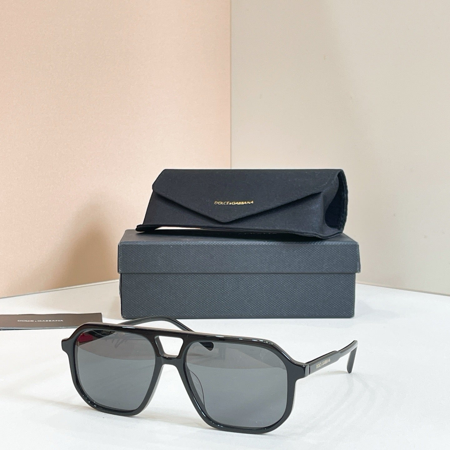 Mehrfarbige Sonnenbrille