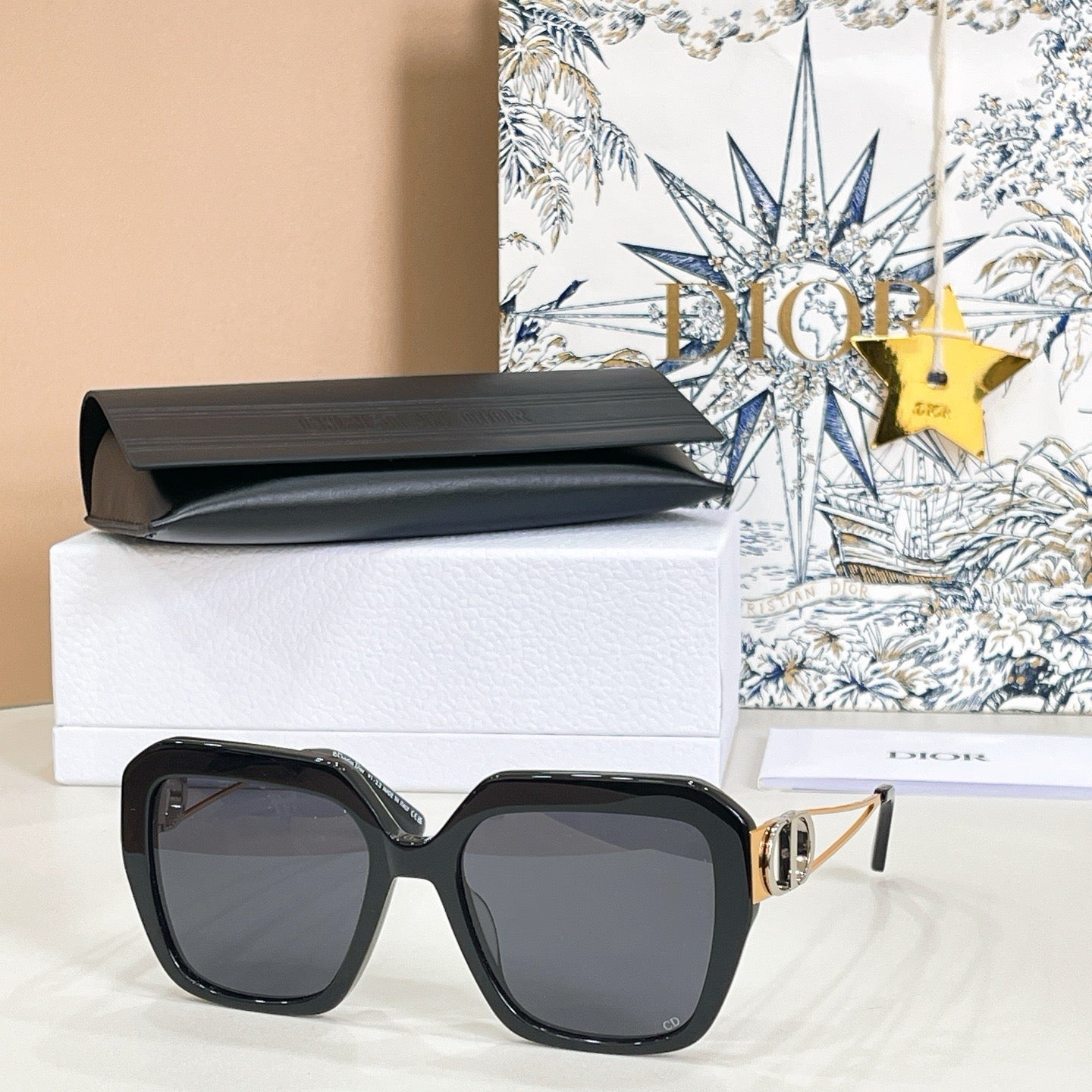 Mehrfarbige Sonnenbrille