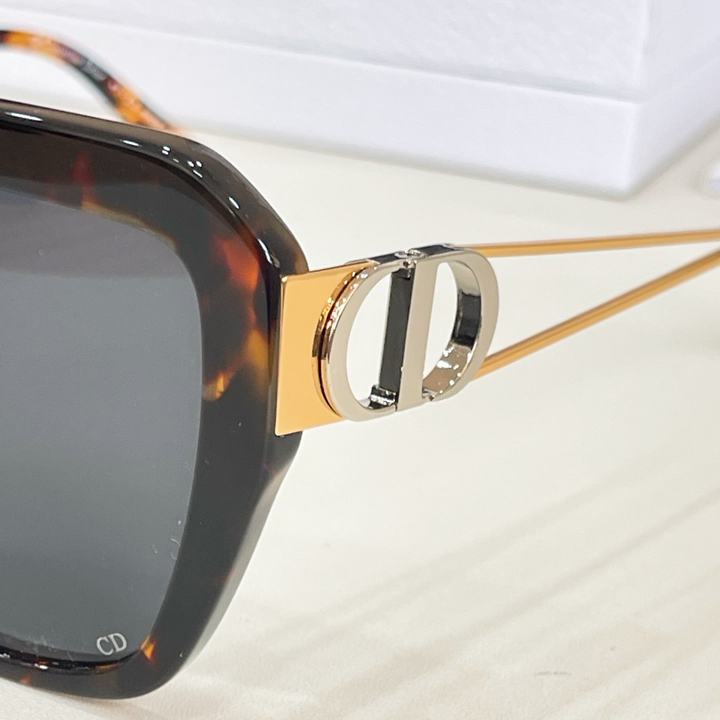 Mehrfarbige Sonnenbrille