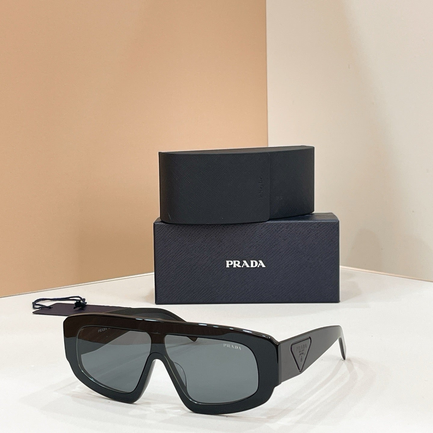 Mehrfarbige Sonnenbrille