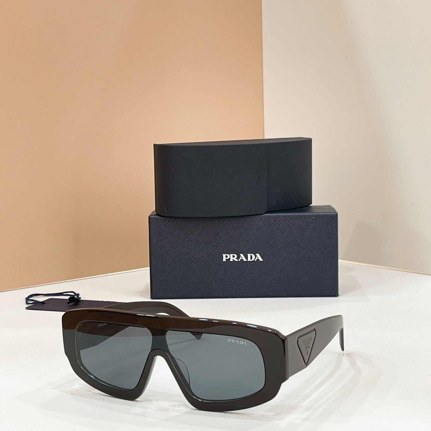 Mehrfarbige Sonnenbrille
