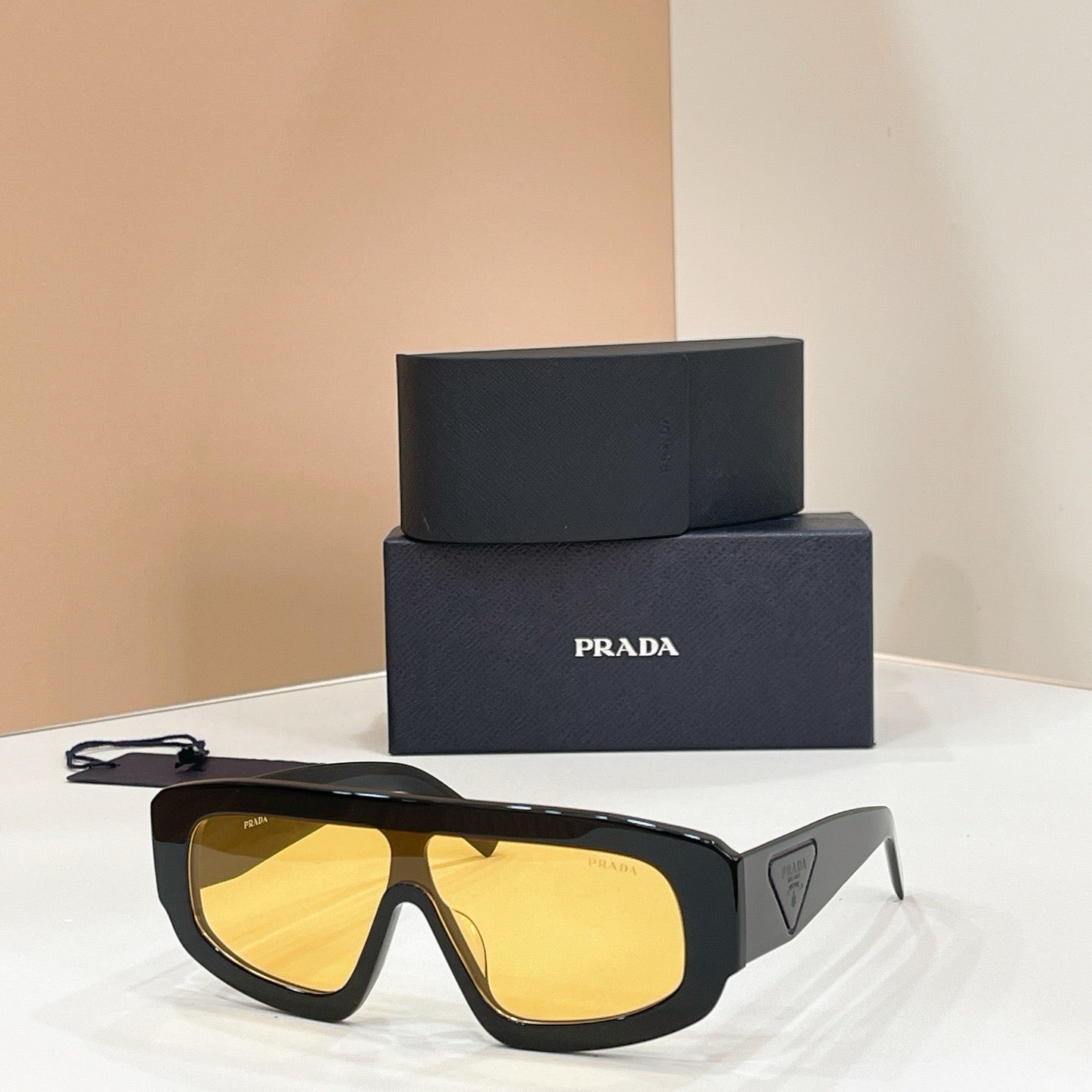 Mehrfarbige Sonnenbrille