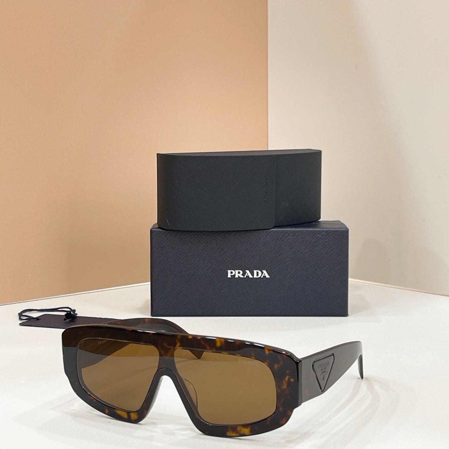 Mehrfarbige Sonnenbrille