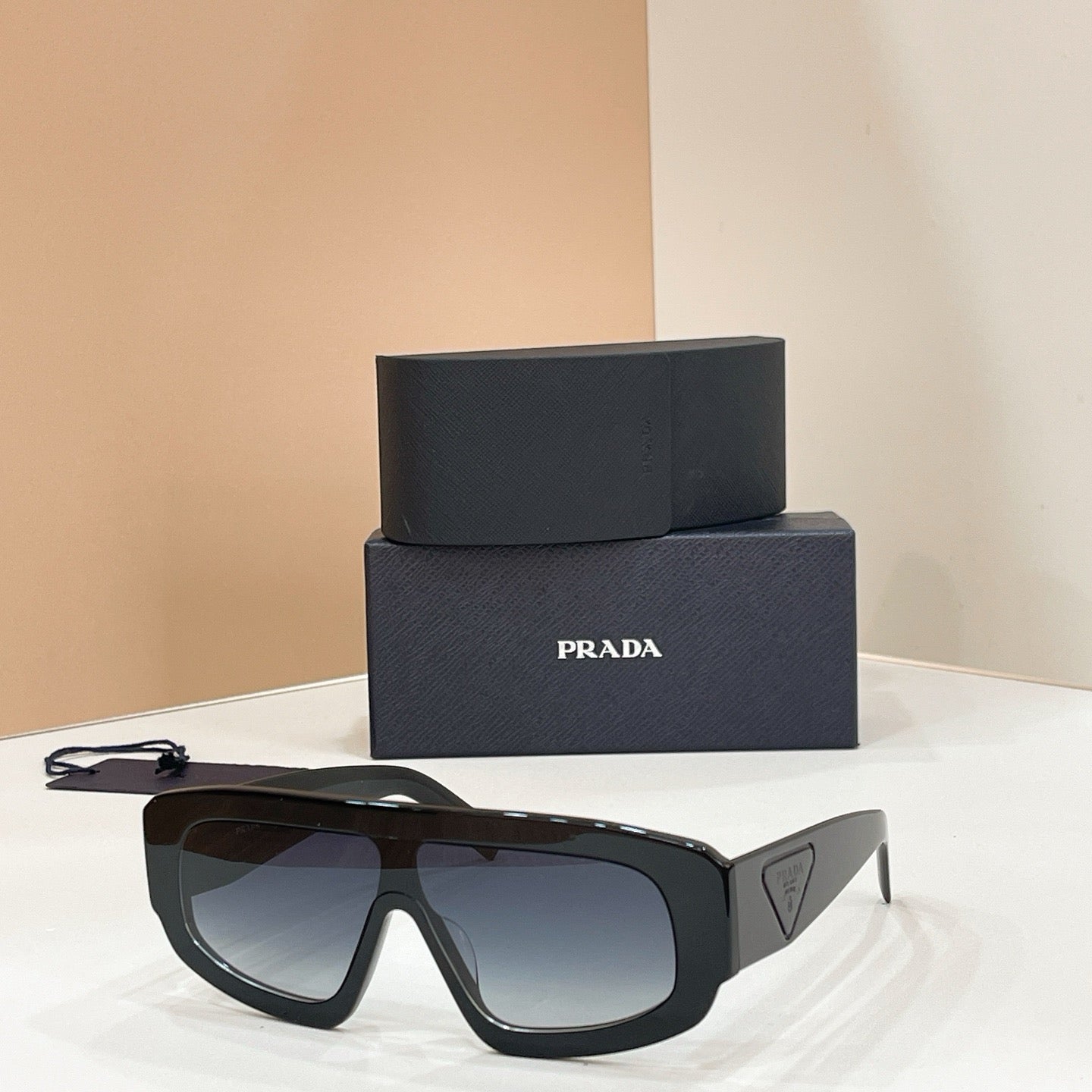 Mehrfarbige Sonnenbrille