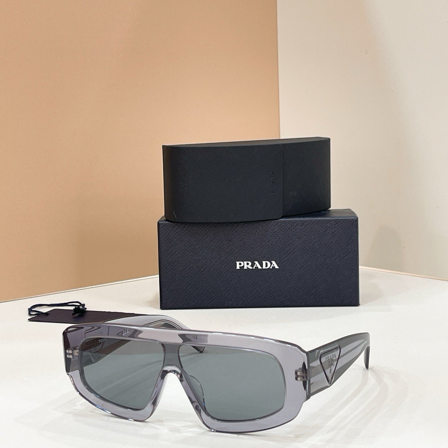 Mehrfarbige Sonnenbrille