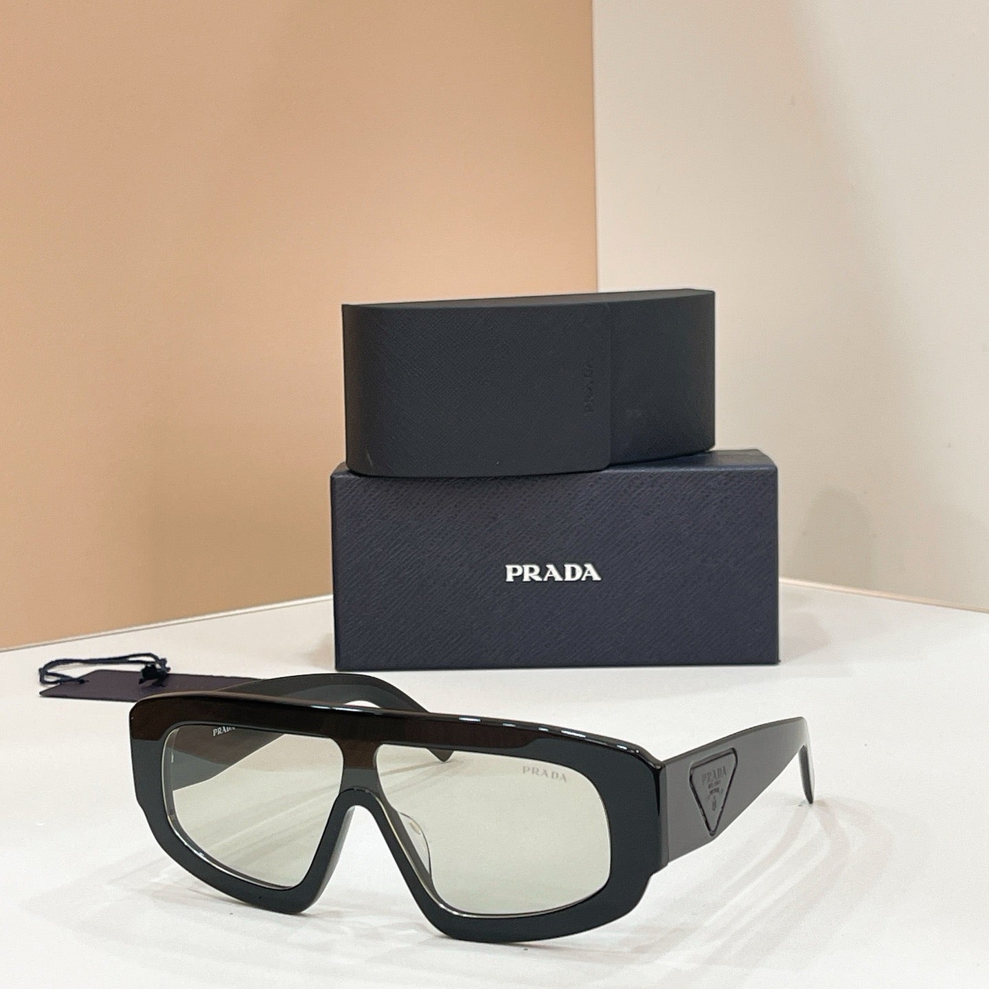 Mehrfarbige Sonnenbrille