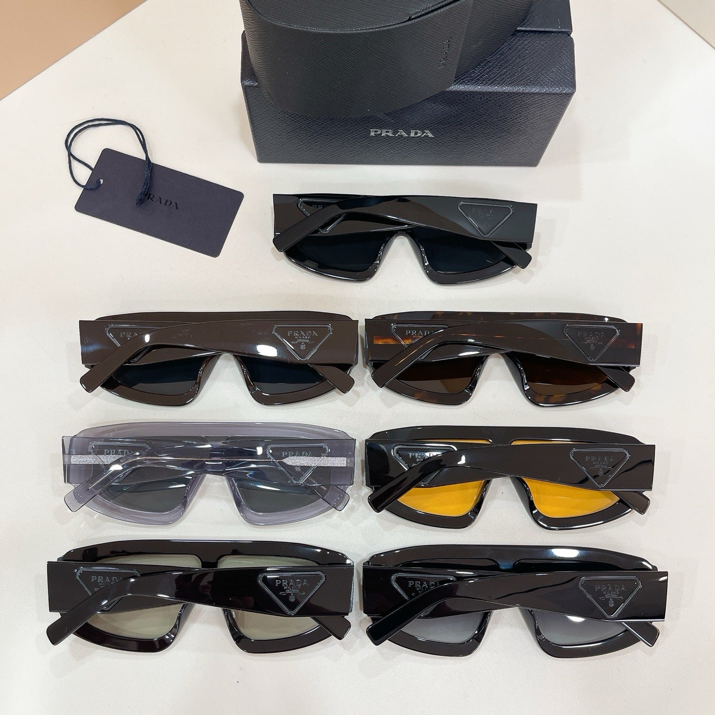 Mehrfarbige Sonnenbrille