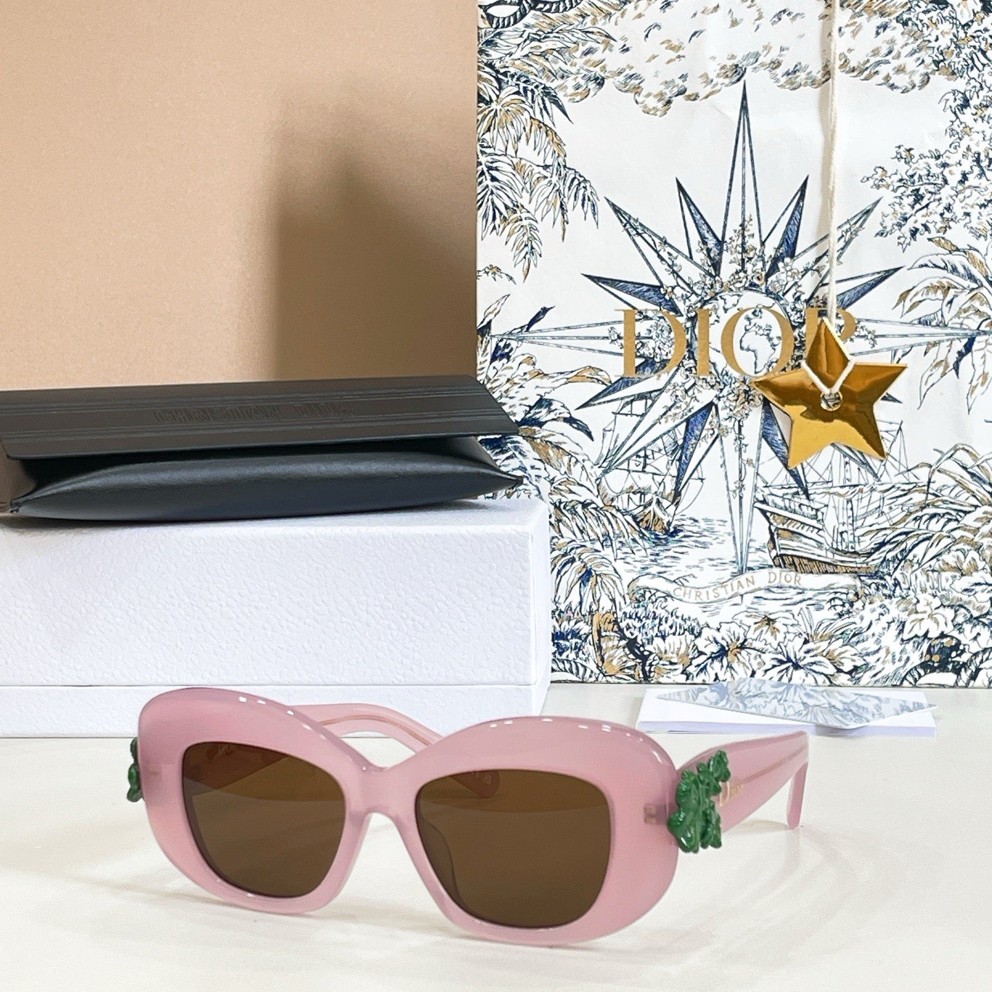 Mehrfarbige Sonnenbrille