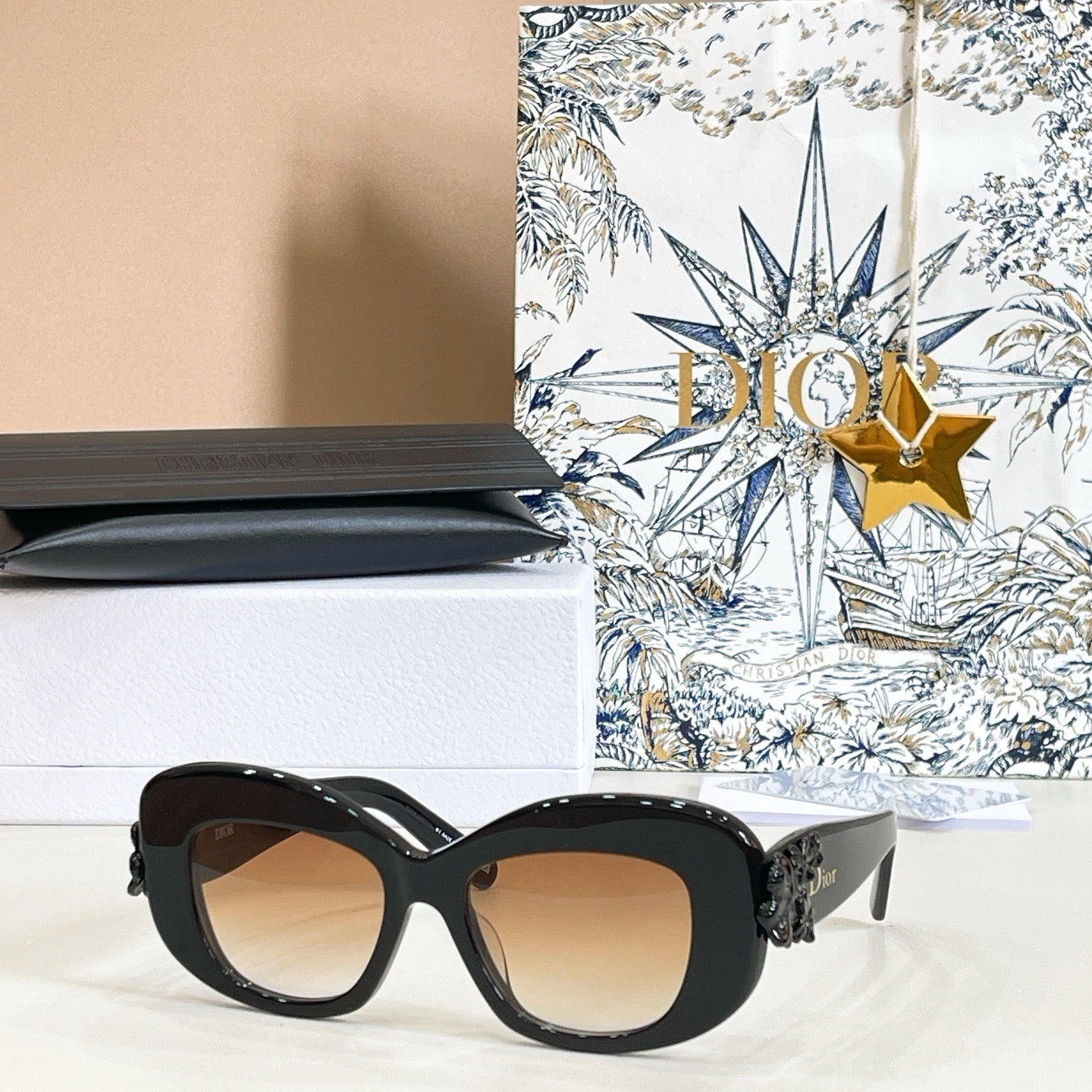 Mehrfarbige Sonnenbrille
