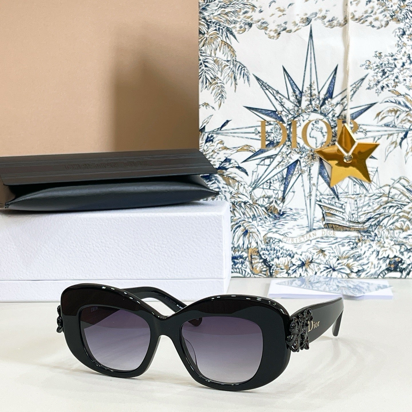 Mehrfarbige Sonnenbrille