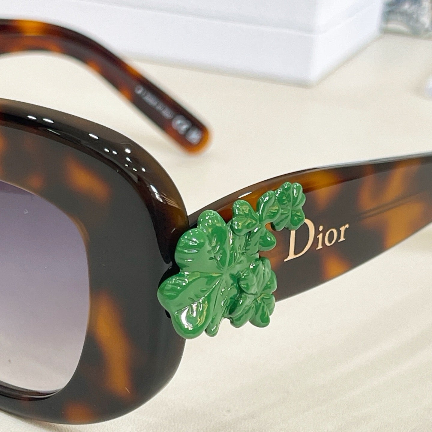 Mehrfarbige Sonnenbrille