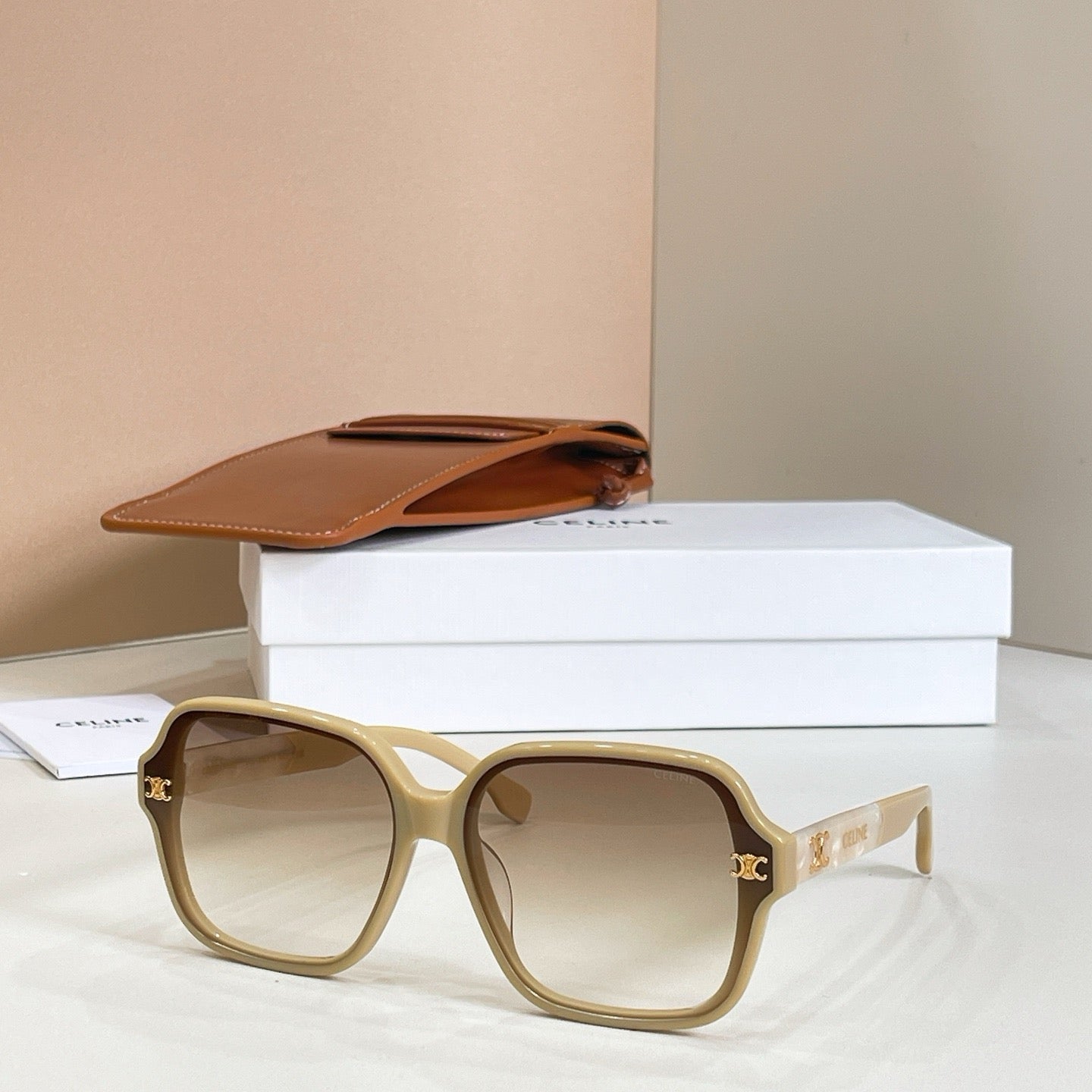 Mehrfarbige Sonnenbrille