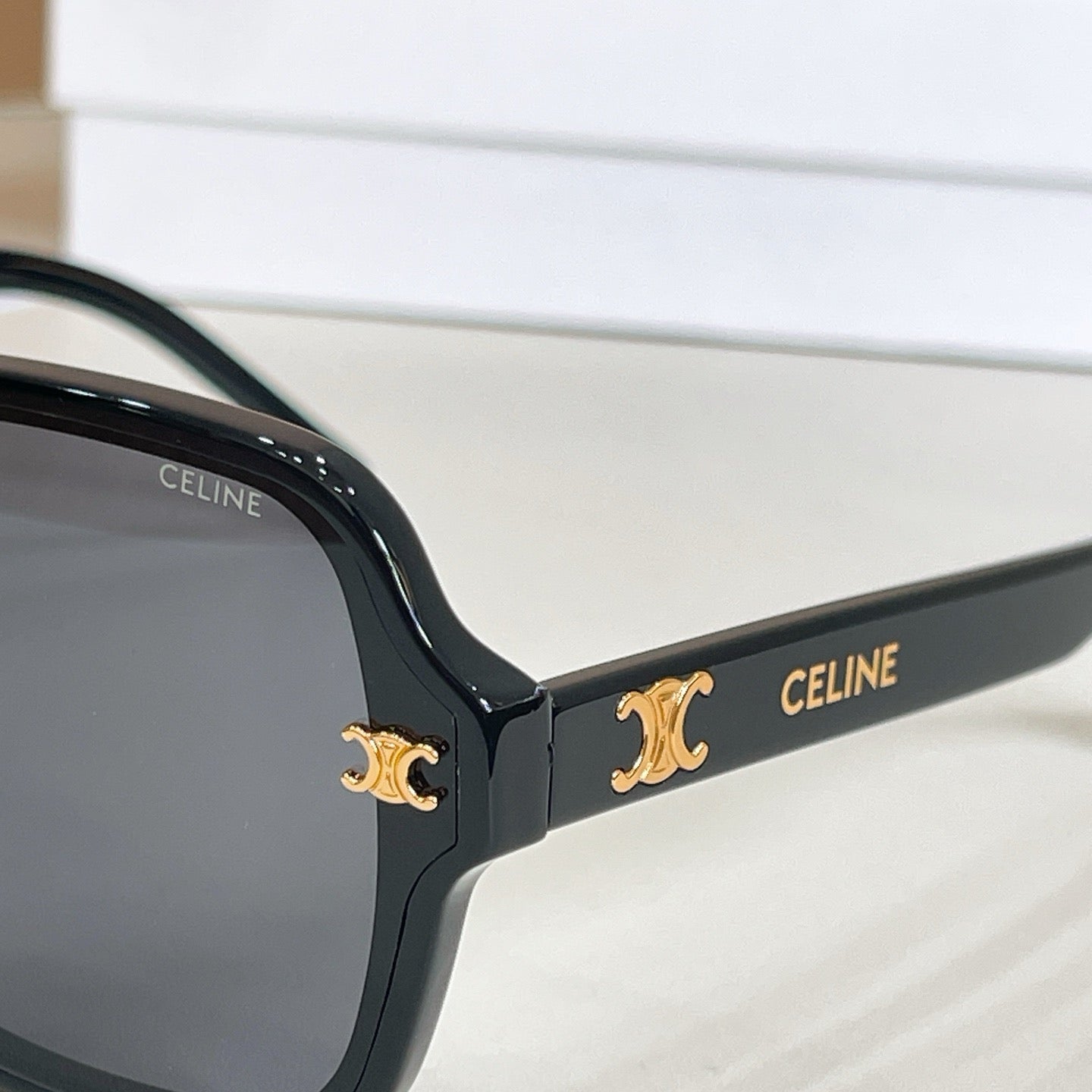 Mehrfarbige Sonnenbrille