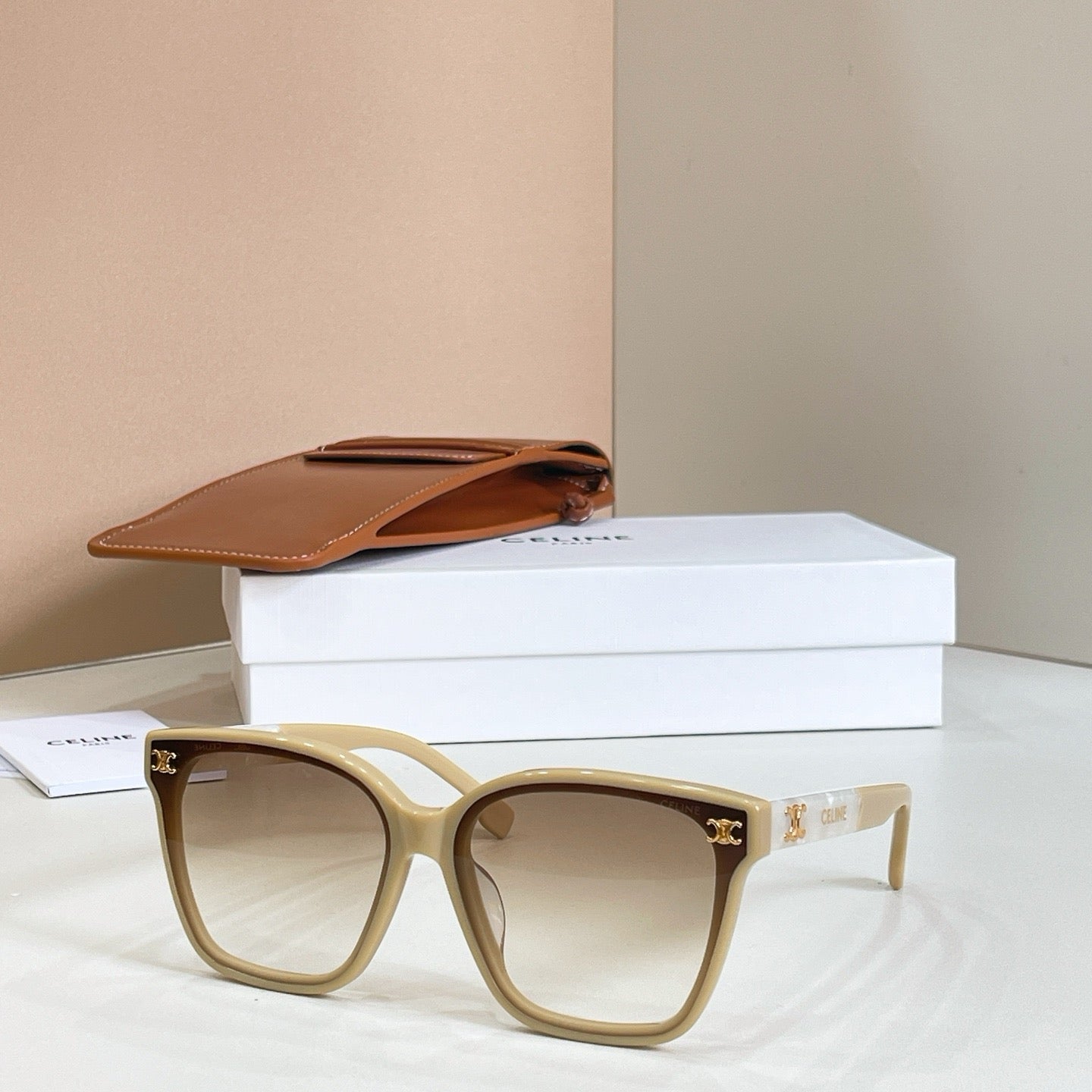 Mehrfarbige Sonnenbrille