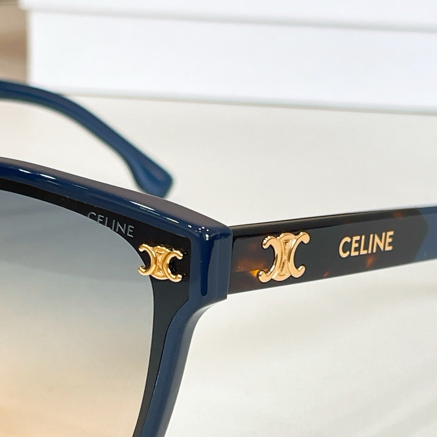 Mehrfarbige Sonnenbrille