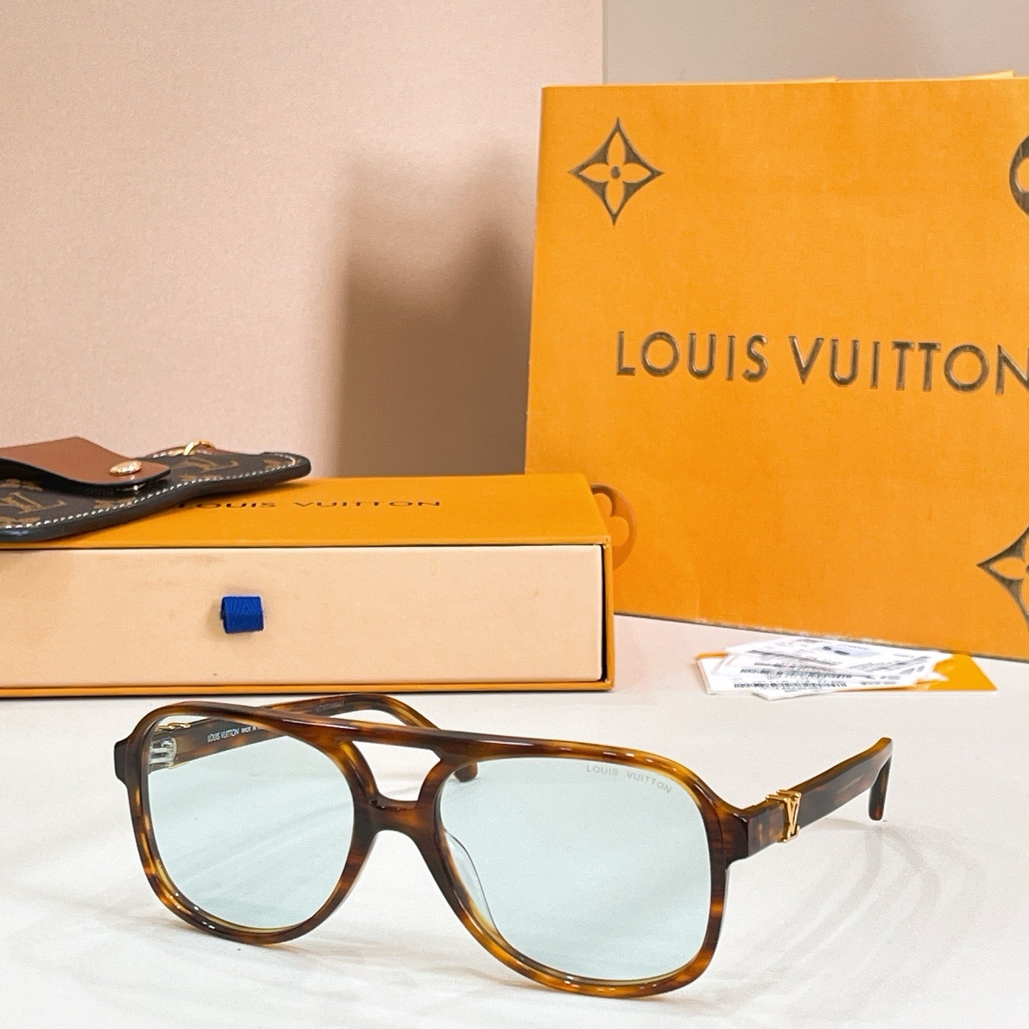 Mehrfarbige Sonnenbrille