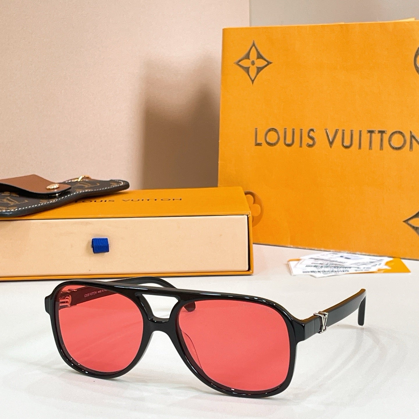 Mehrfarbige Sonnenbrille
