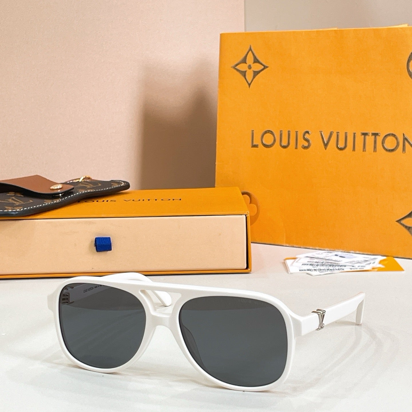 Mehrfarbige Sonnenbrille