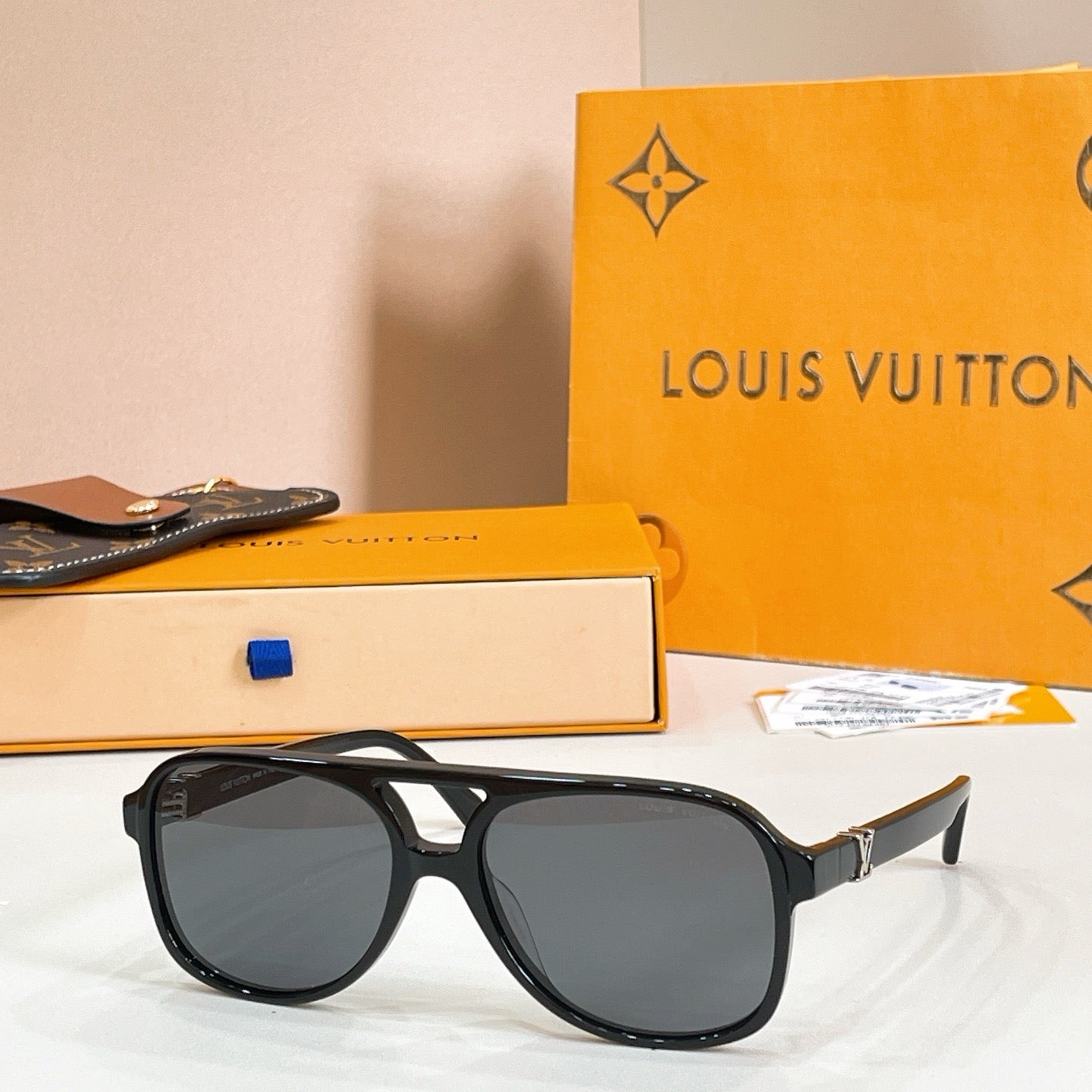 Mehrfarbige Sonnenbrille