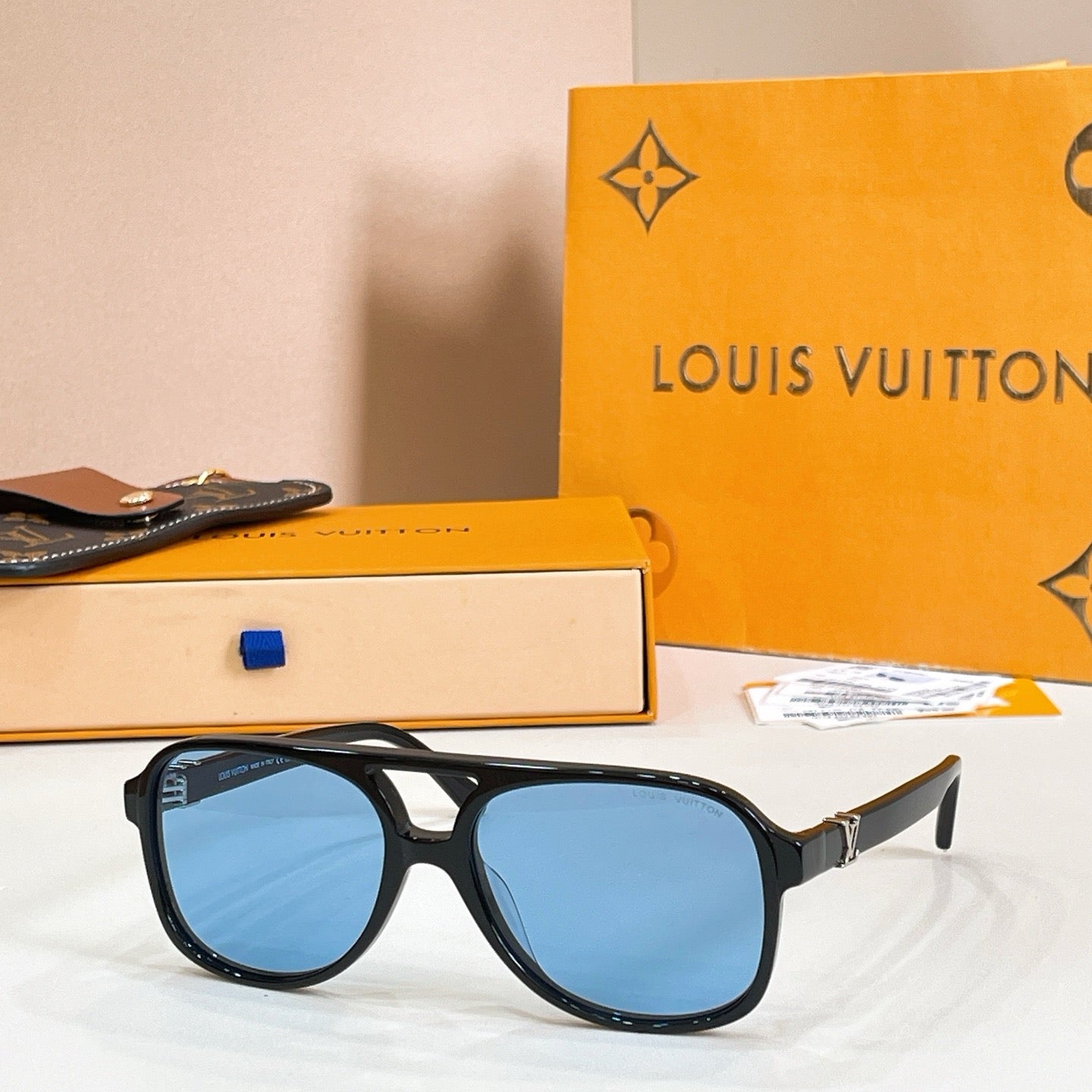 Mehrfarbige Sonnenbrille