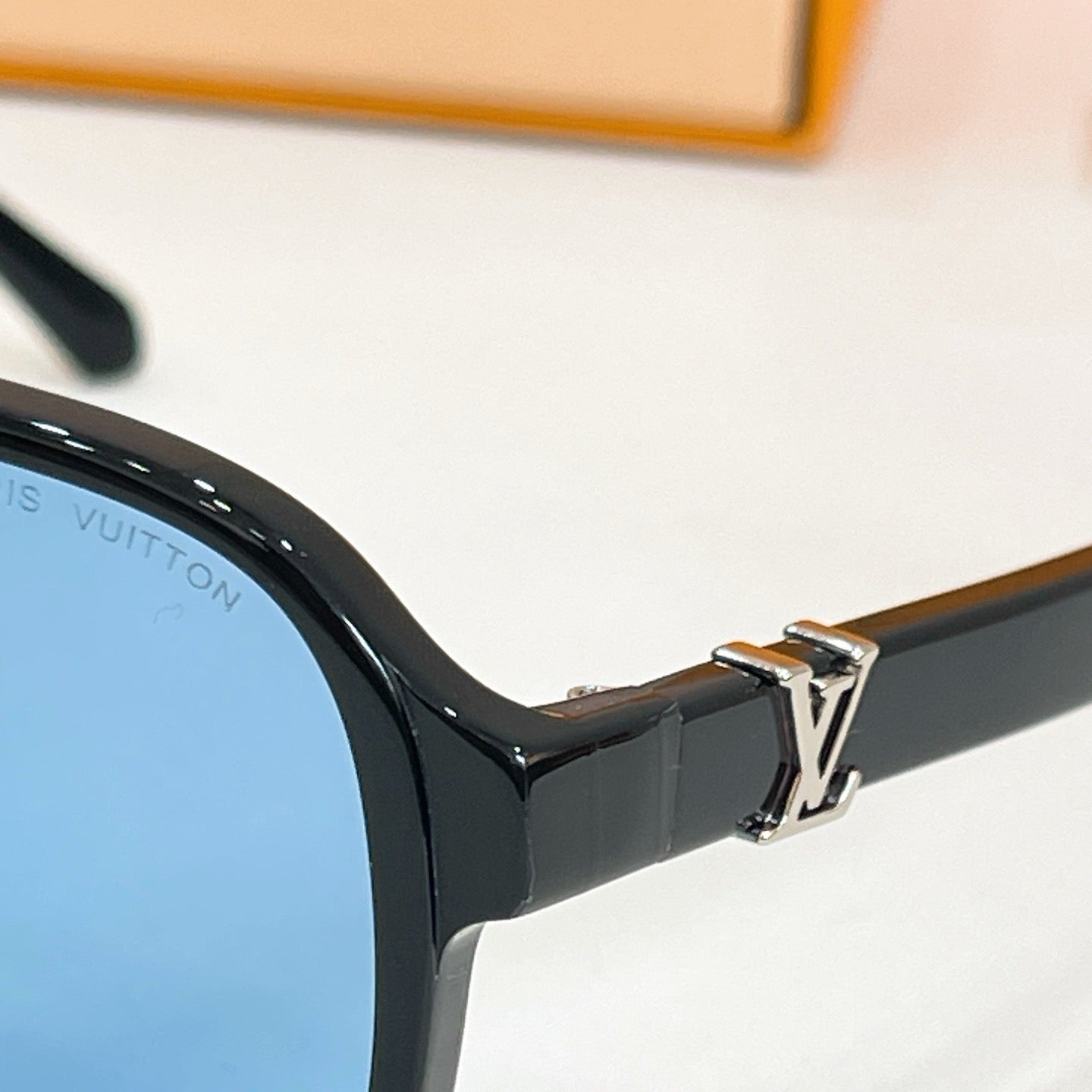 Mehrfarbige Sonnenbrille