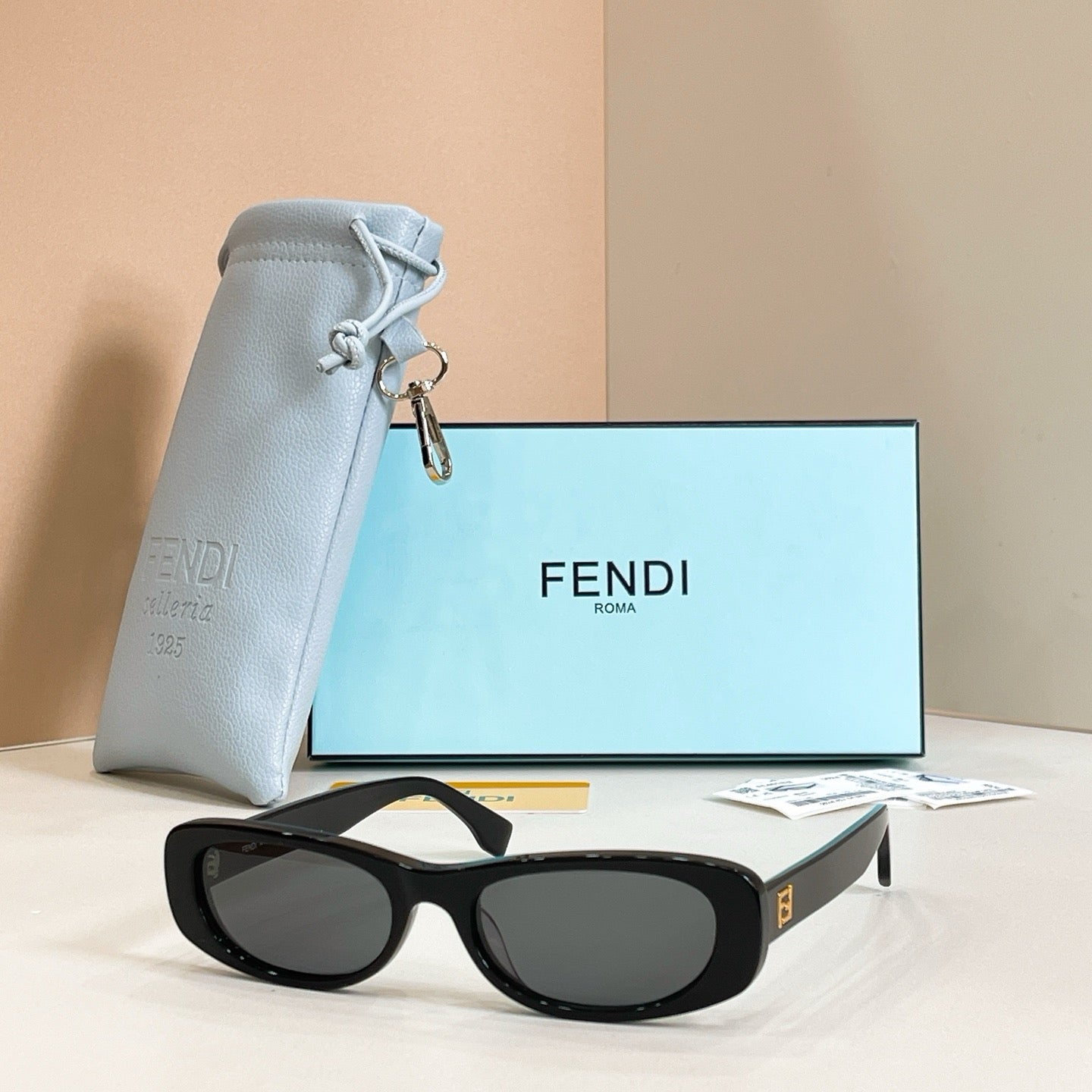 Mehrfarbige Sonnenbrille