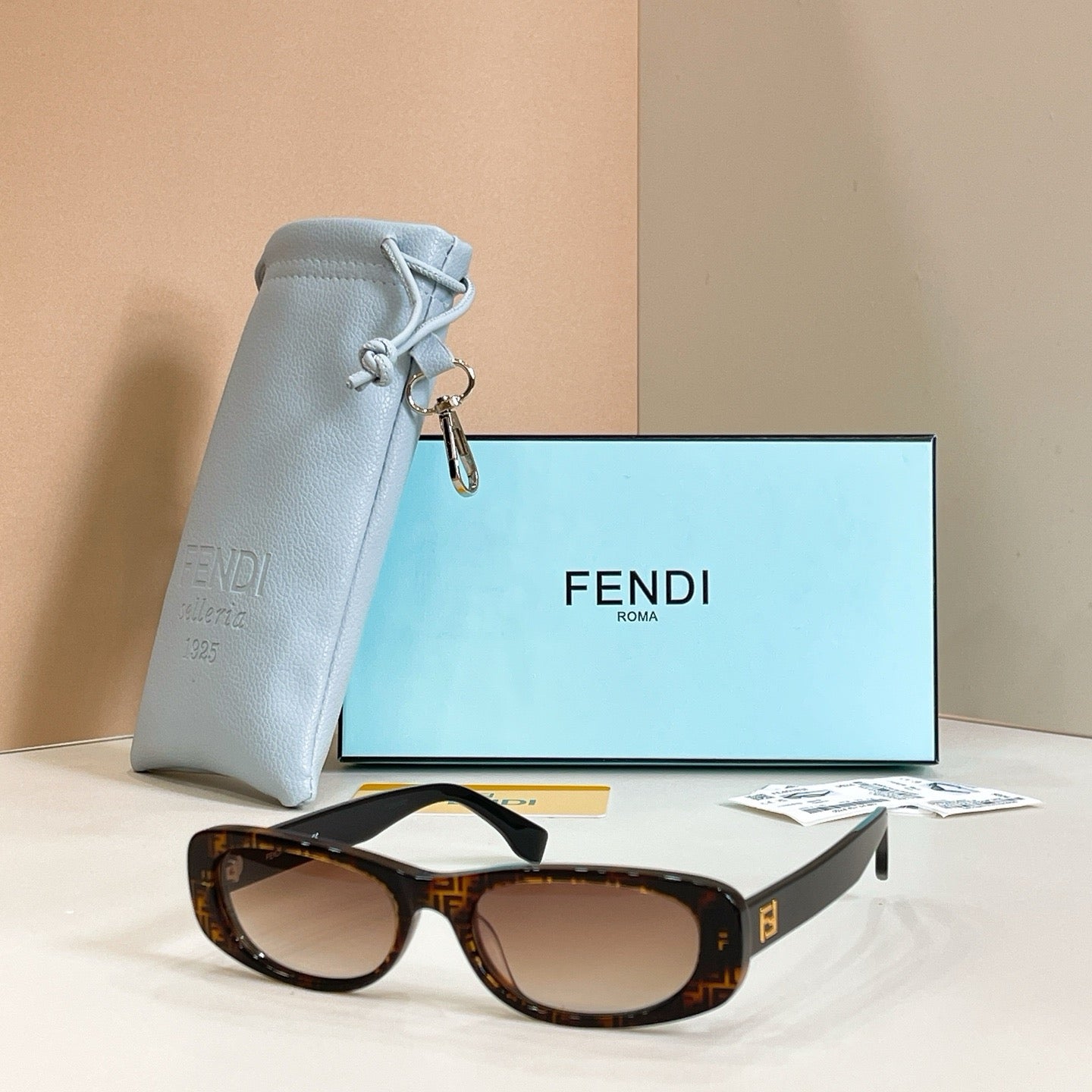 Mehrfarbige Sonnenbrille