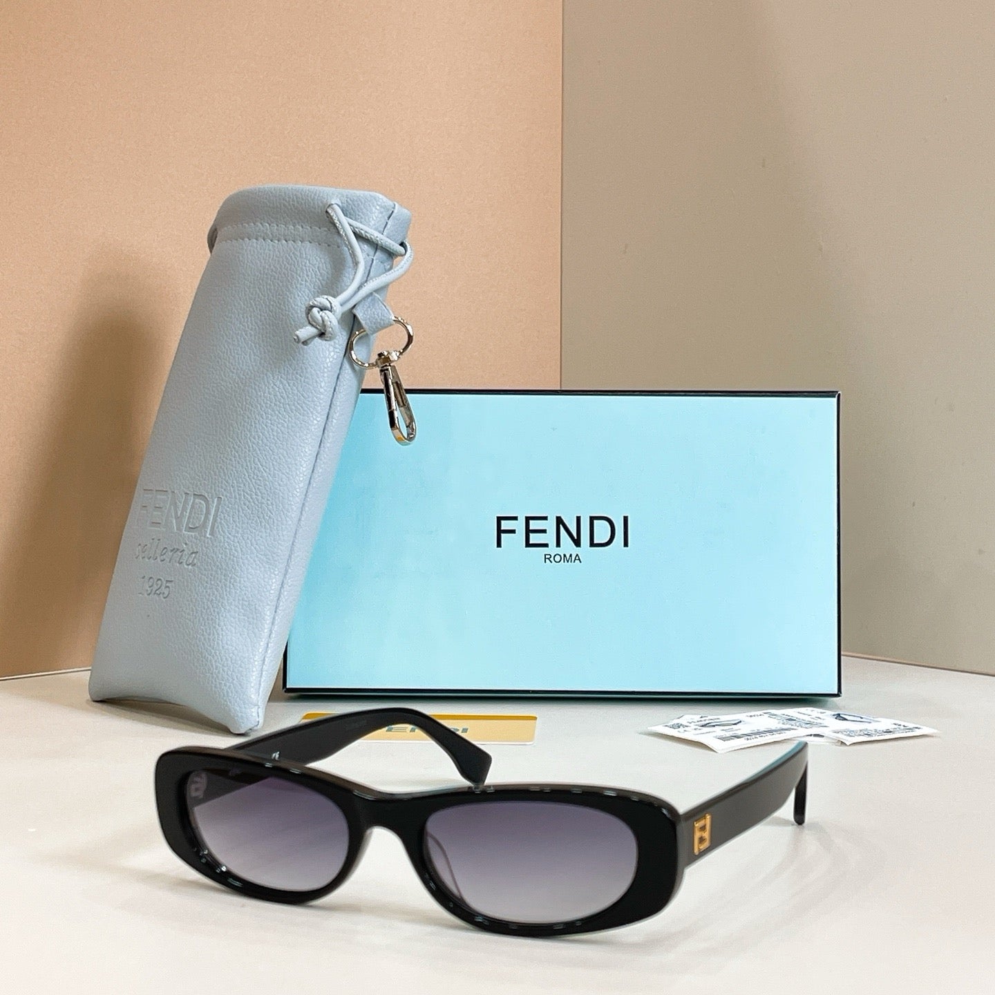 Mehrfarbige Sonnenbrille