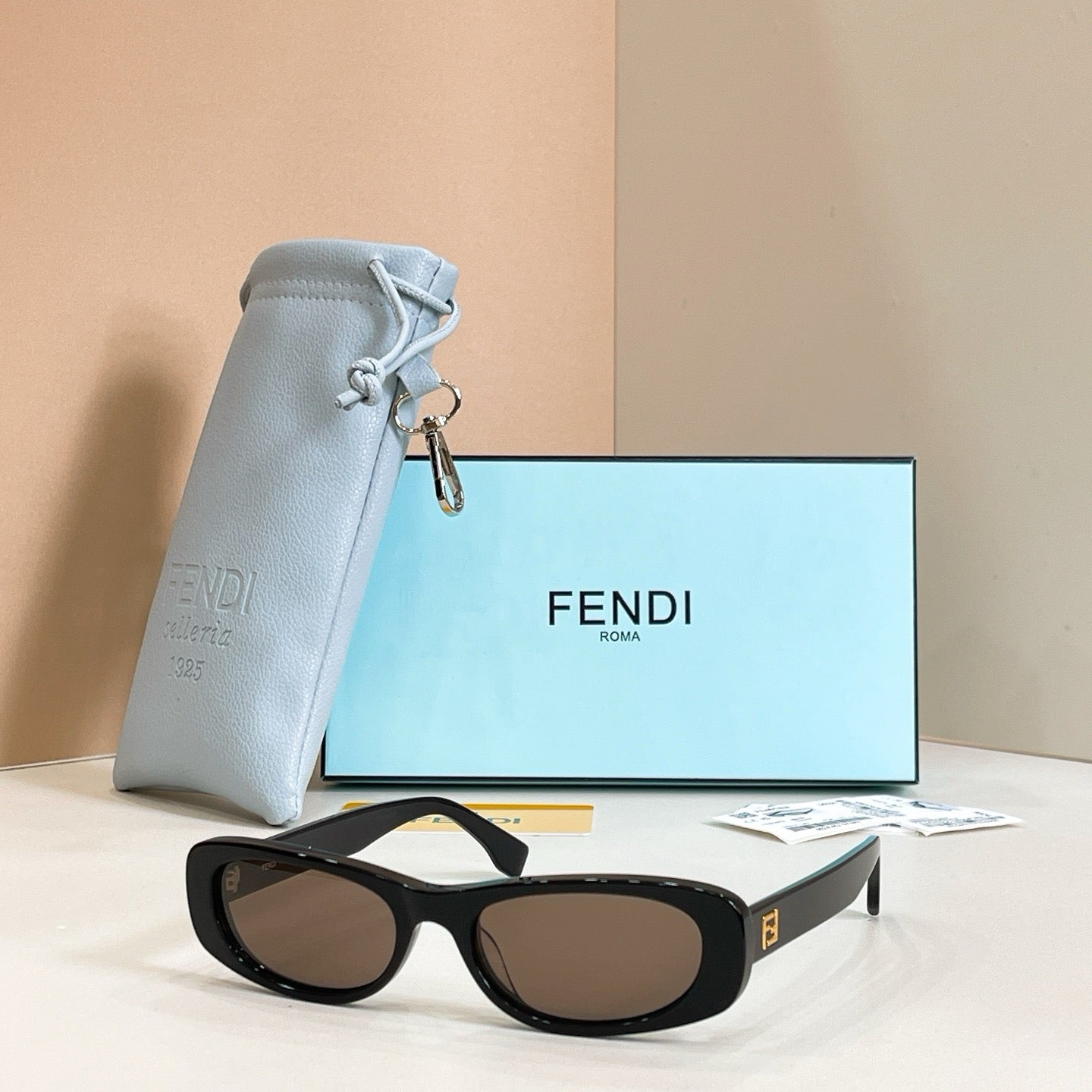 Mehrfarbige Sonnenbrille
