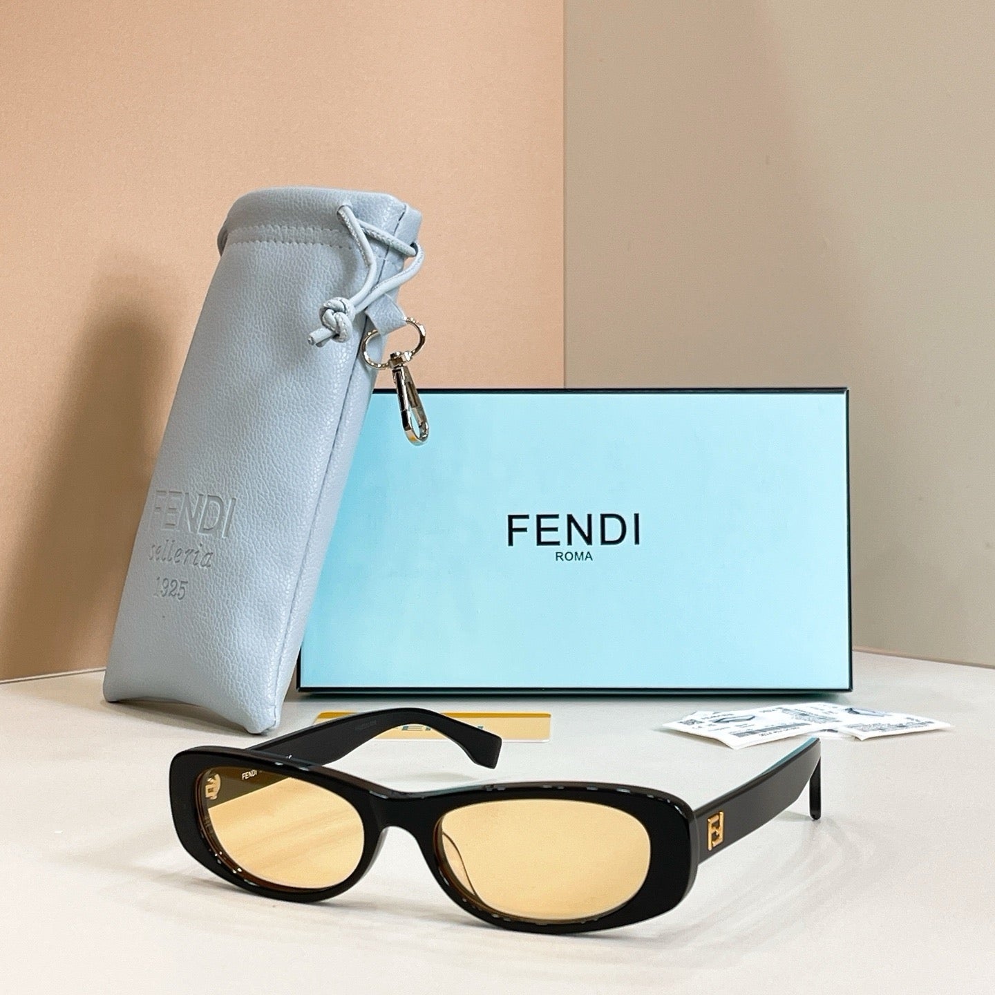 Mehrfarbige Sonnenbrille