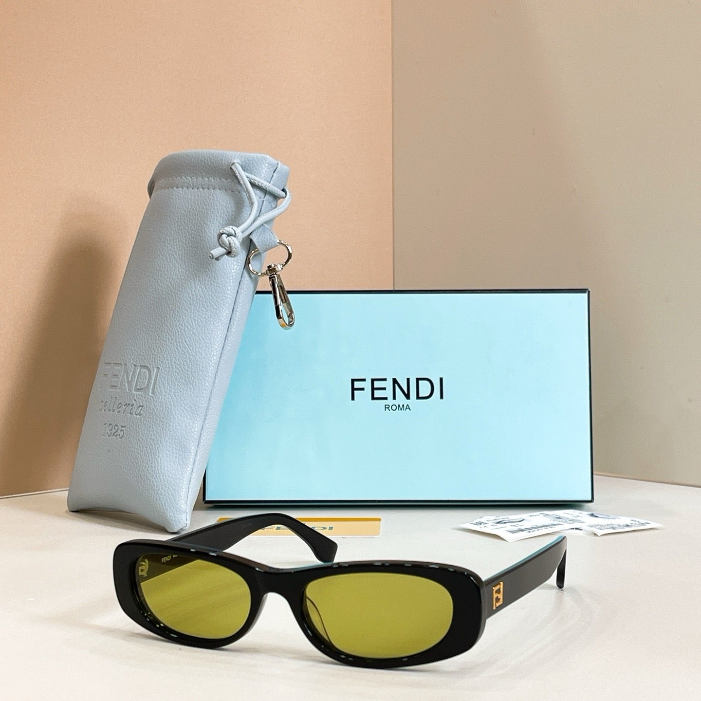 Mehrfarbige Sonnenbrille