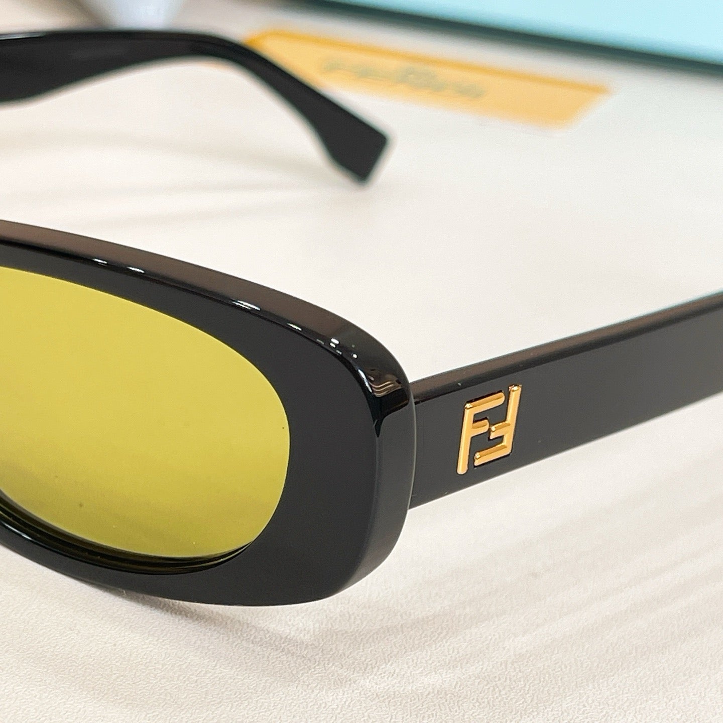 Mehrfarbige Sonnenbrille