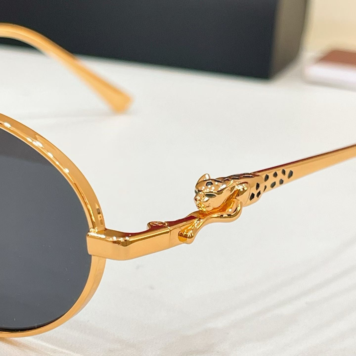 Mehrfarbige Sonnenbrille