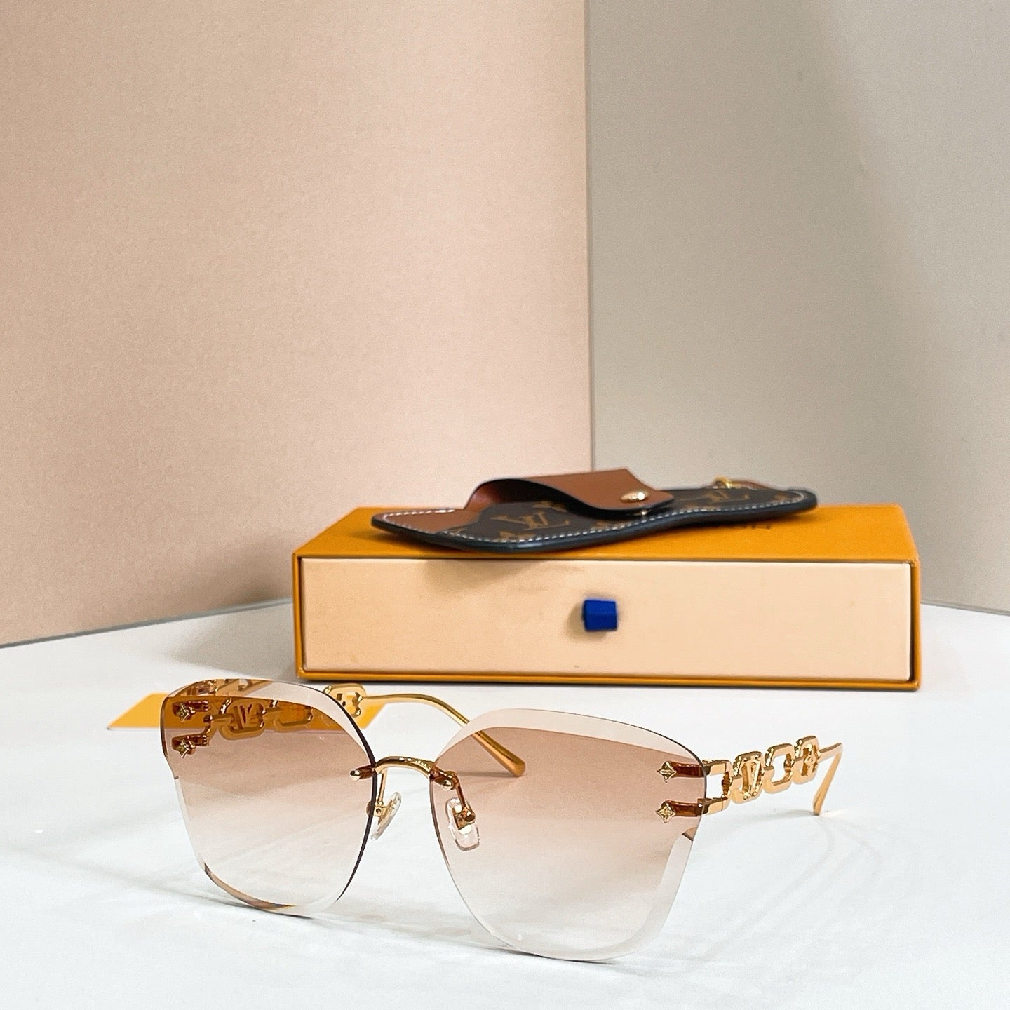 Mehrfarbige Sonnenbrille
