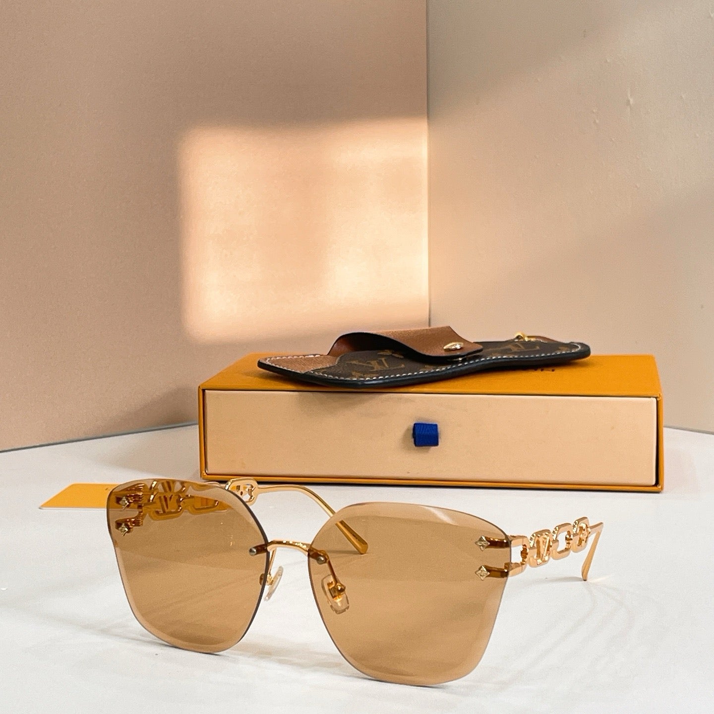 Mehrfarbige Sonnenbrille